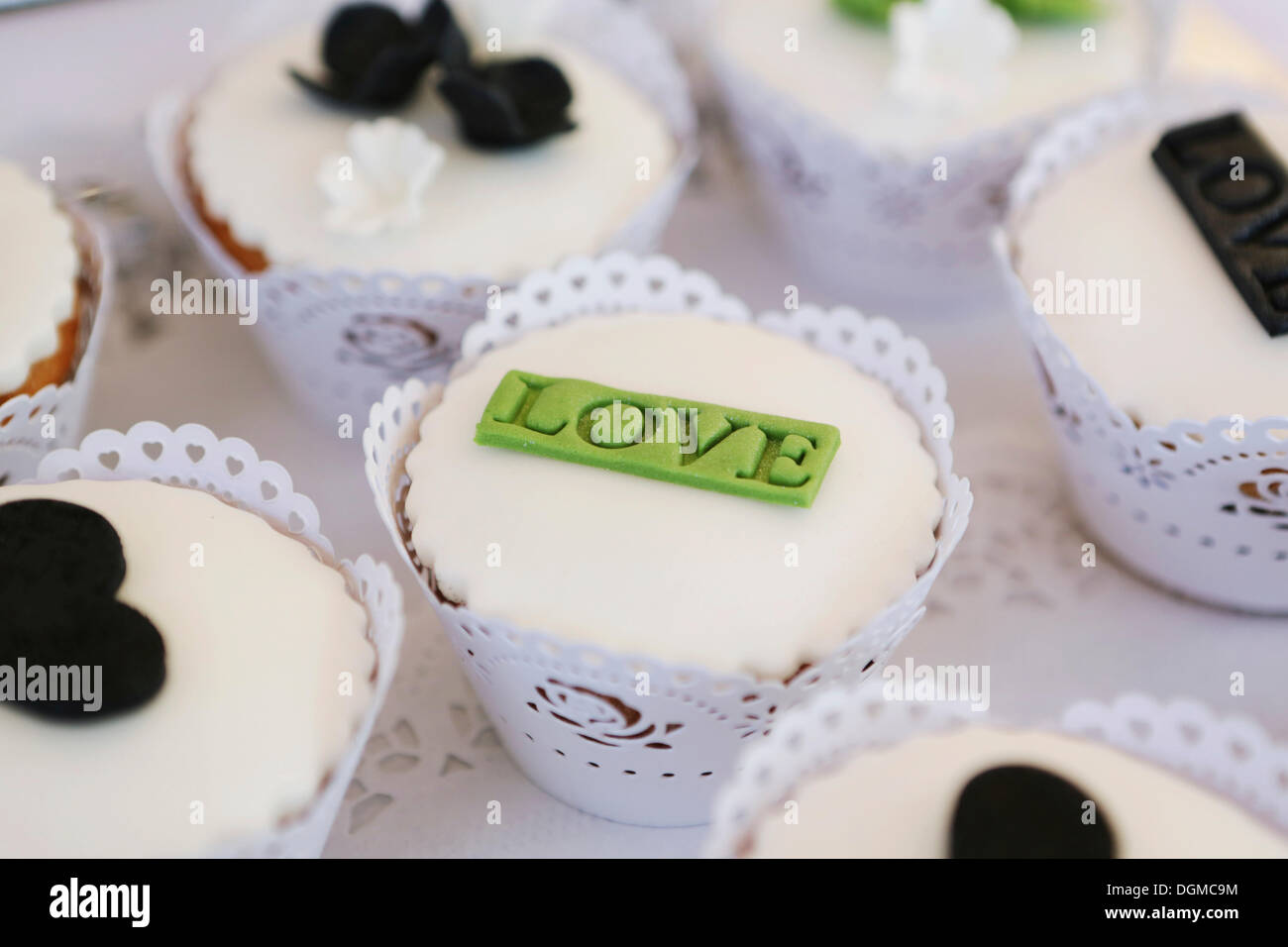 Tortini, tortina, scritte 'amore' a un matrimonio Foto Stock