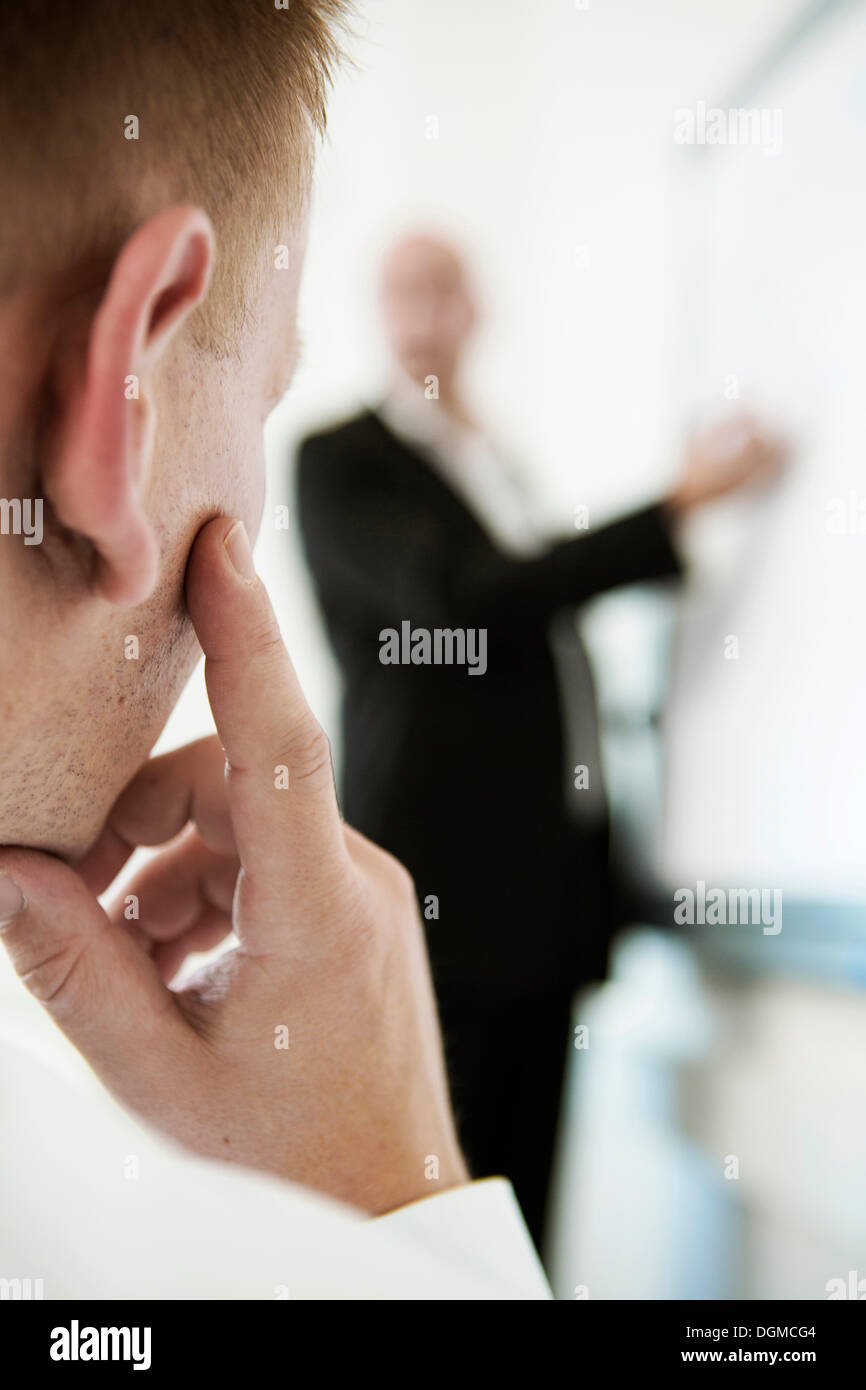 Altoparlante per spiegare qualcosa su un flip per il suo pubblico durante un corso di formazione Foto Stock