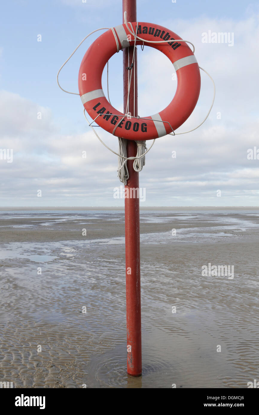 Salvagente sulla spiaggia principale, Langeoog, Ostfriesische isole, Bassa Sassonia, Germania Foto Stock