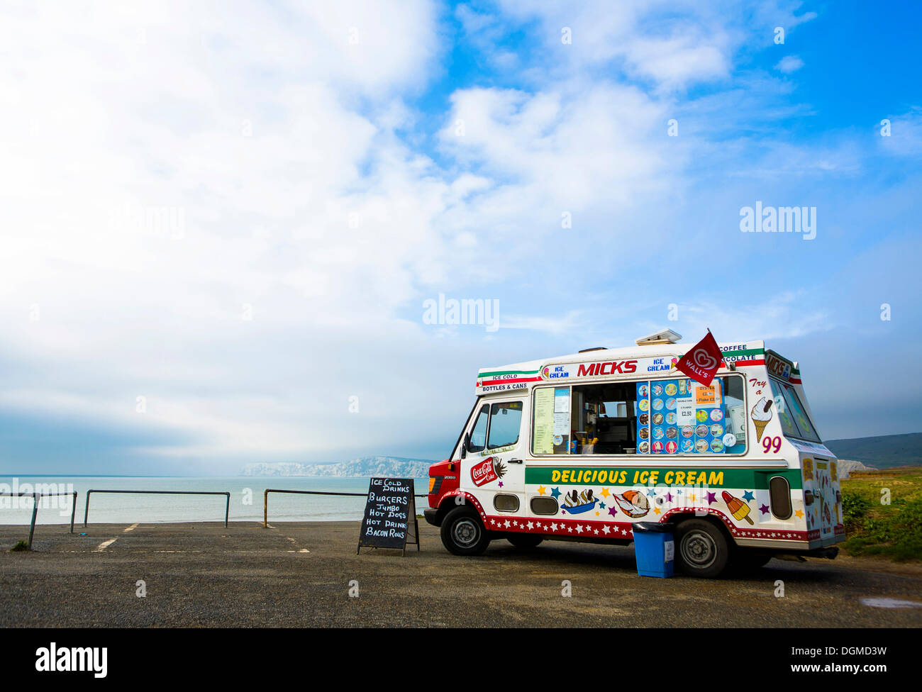 Un gelato van è parcheggiato su una costiera del parco auto al di sopra di Compton Bay sull'Isola di Wight, England, Regno Unito, Europa Foto Stock