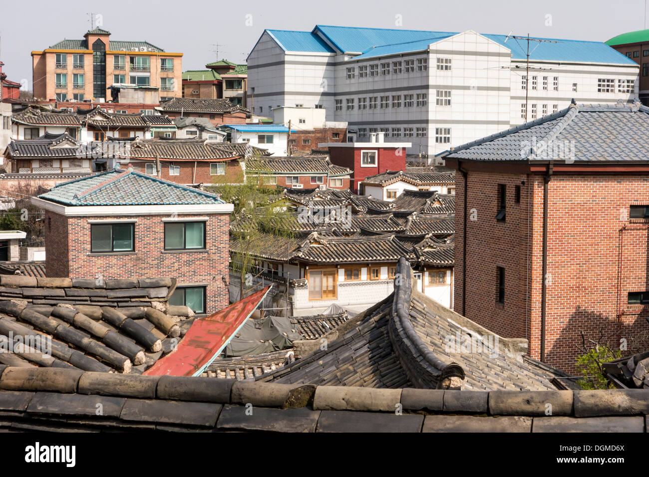 La giustapposizione di vecchia e nuova architettura in il villaggio di Bukchon Hanok, Seoul, Corea Foto Stock