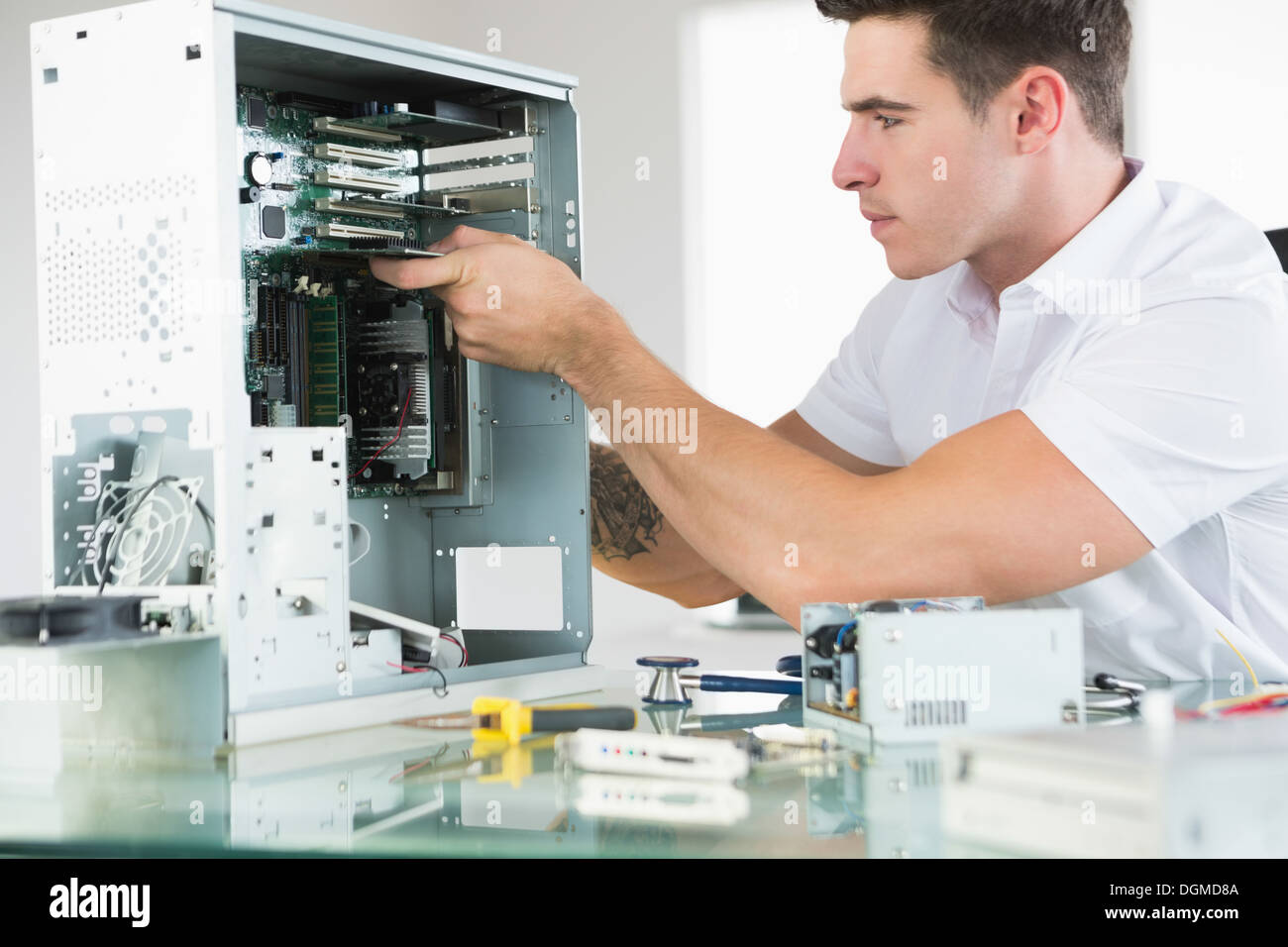 Bel computer serio ingegnere di lavoro al computer aperto Foto Stock