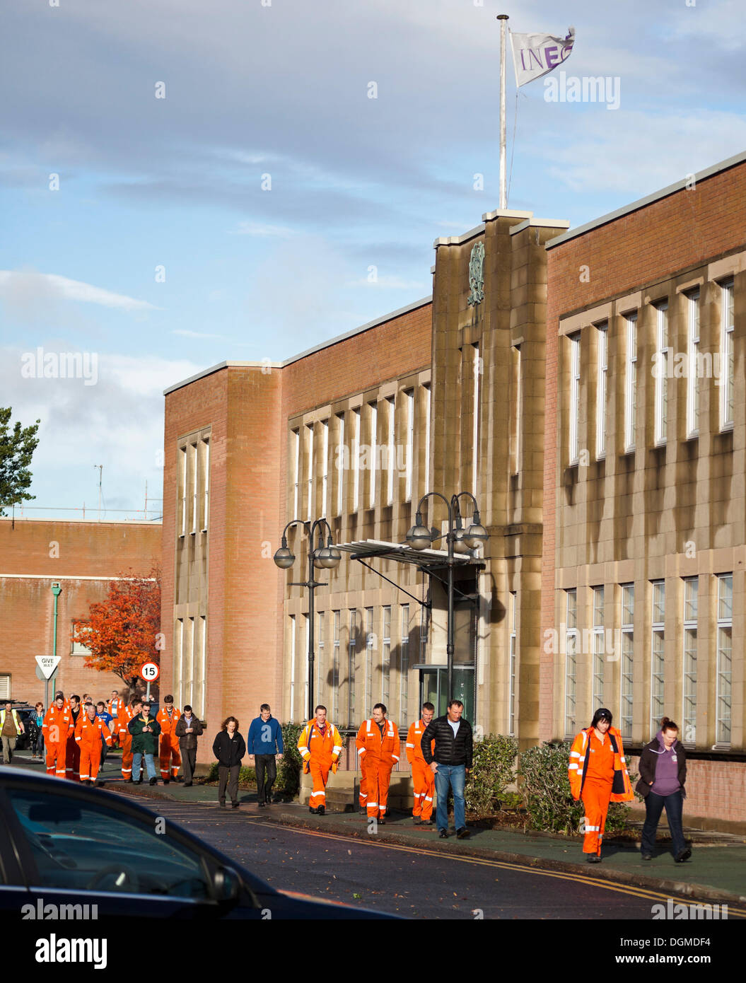 23 ott. 2013, Scozia, lavoratori ha detto a Grangemouth complesso petrolchimico per chiudere, liquidatori di essere nominato entro la settimana. Petroineos verrà ora decidere sul futuro della raffineria. Turbare i lavoratori di lasciare dopo la riunione. Ha parlato di gestione per tutti i 1370 dipendenti e ha chiesto loro di sostenere i cambiamenti necessari per salvare business, metà ha votato contro il piano sulla consulenza di unire Sindacato. Foto Stock