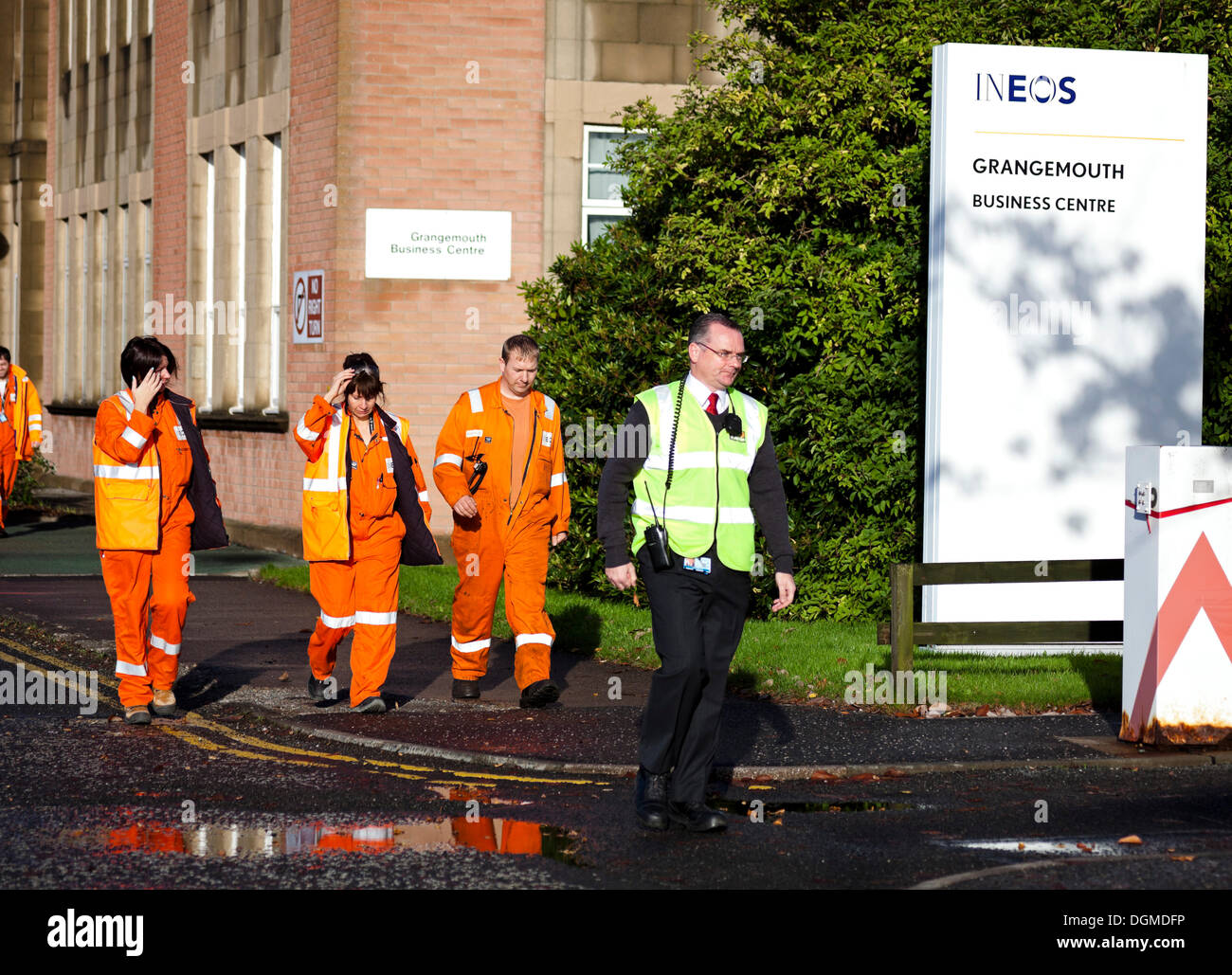 23 ott. 2013, Scozia, lavoratori ha detto a Grangemouth complesso petrolchimico per chiudere, liquidatori di essere nominato entro la settimana. Petroineos verrà ora decidere sul futuro della raffineria. Turbare i lavoratori di lasciare dopo la riunione. Ha parlato di gestione per tutti i 1370 dipendenti e ha chiesto loro di sostenere i cambiamenti necessari per salvare business, metà ha votato contro il piano sulla consulenza di unire Sindacato. Foto Stock