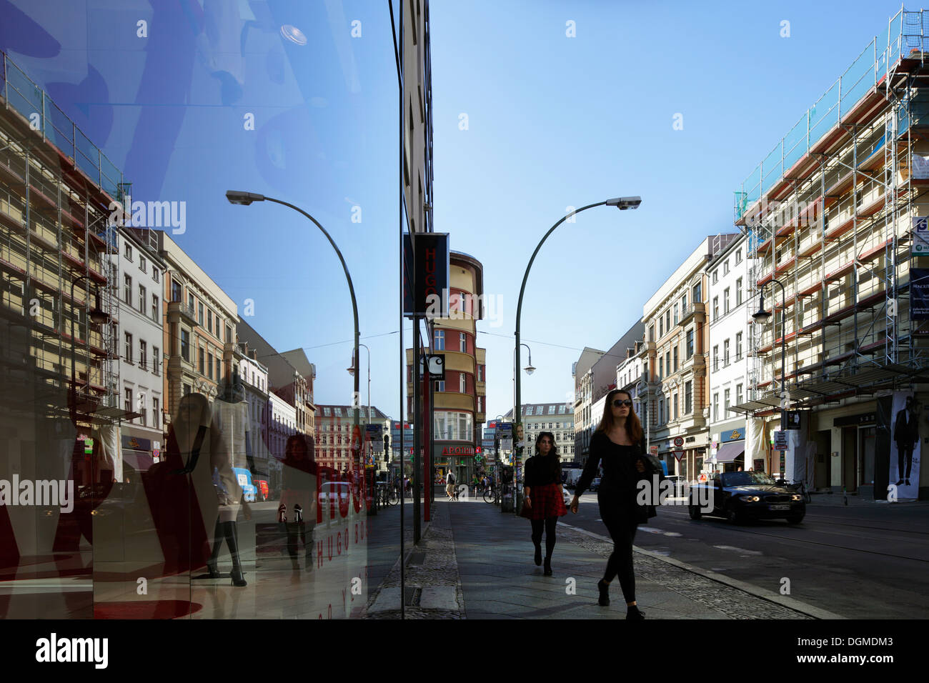 Berlino, Germania, mirroring in un piatto grande finestra in vetro Foto Stock