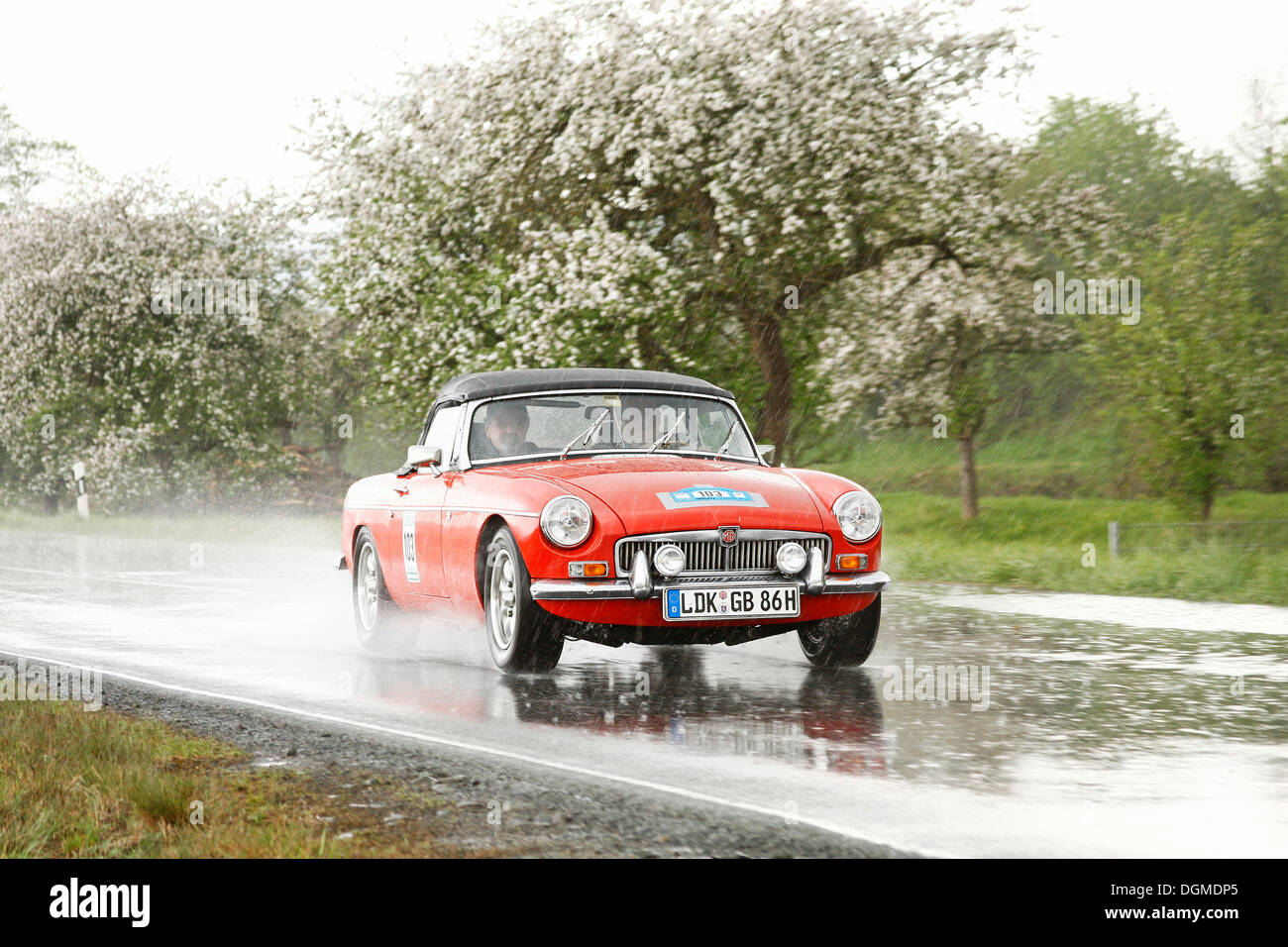 MG B sotto la pioggia, costruito nel 1966, Classic Car Rally 2010 Wetzlar, Hesse Foto Stock