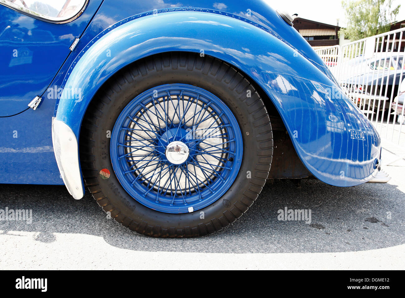 Ruota posteriore di un'auto d'epoca, Bugatti 57 SC Atlantic, costruito nel 1937, iconico veicolo di costruzione automobilistica, solo 4 esempi Foto Stock