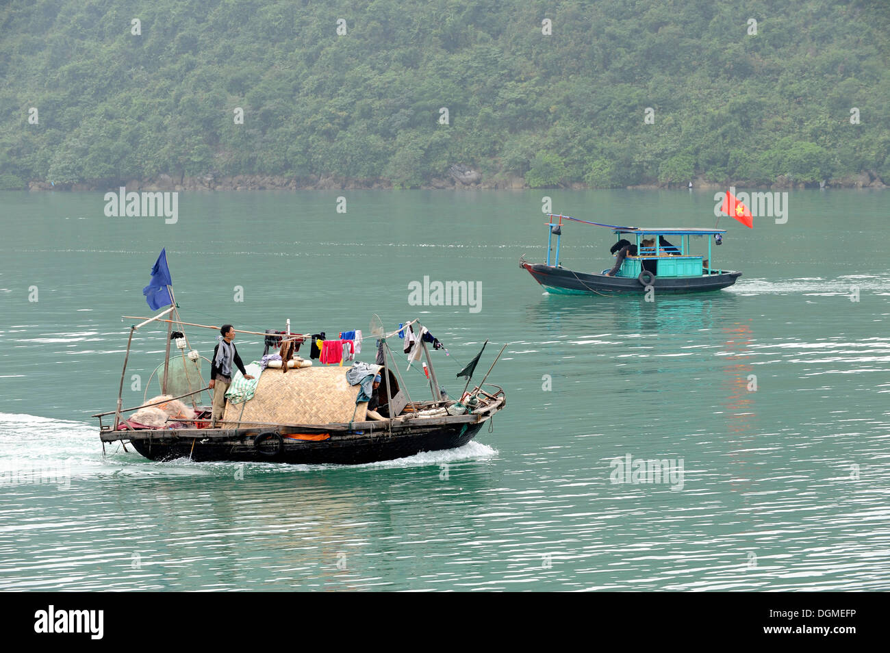 Barche nella baia di Halong, Vinh Ha Long, Vietnam del Nord, Vietnam, Asia sud-orientale, Asia Foto Stock