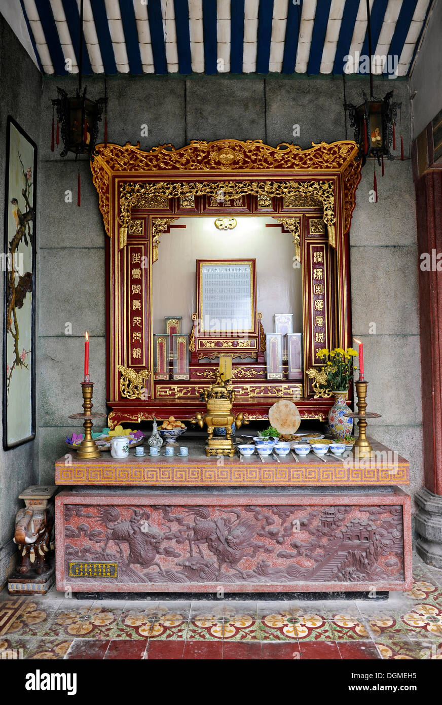 Il tempio cinese interno con altare, Hoi An, Quang Nam, Vietnam centrale, Vietnam, Asia sud-orientale, Asia Foto Stock