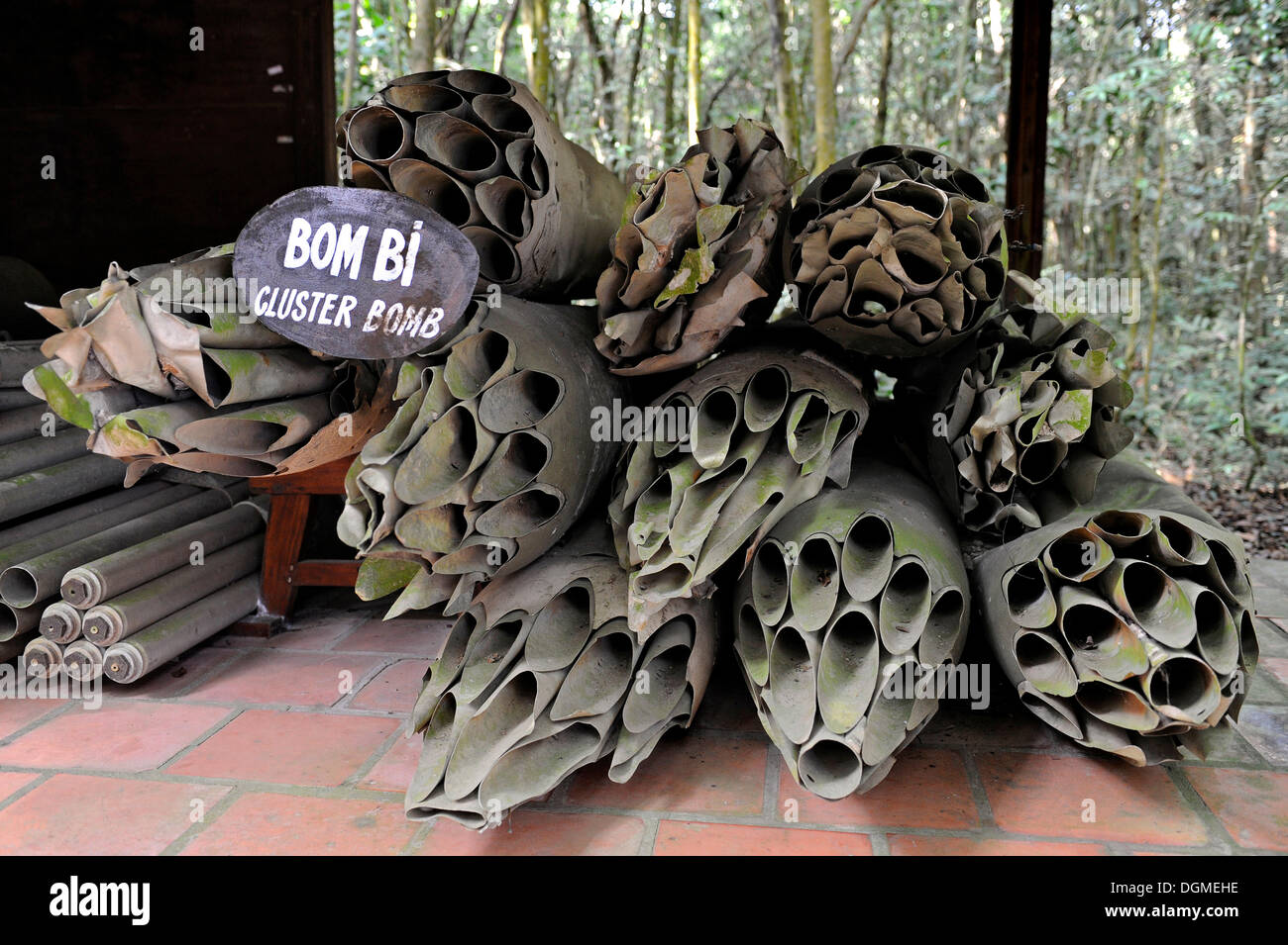 American bombe a grappolo dalla guerra del Vietnam in open-air War museum di Cu Chi, Sud Vietnam, Vietnam, Asia sud-orientale, Asia Foto Stock