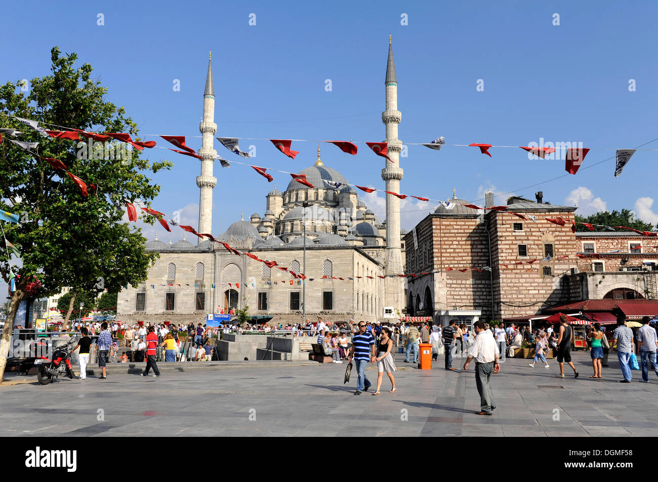 Yeni Cami o Nuova Moschea, e la costruzione del Bazaar egiziano e il Bazar delle Spezie, Misir Carsisi, quartiere Eminonu, Istanbul Foto Stock