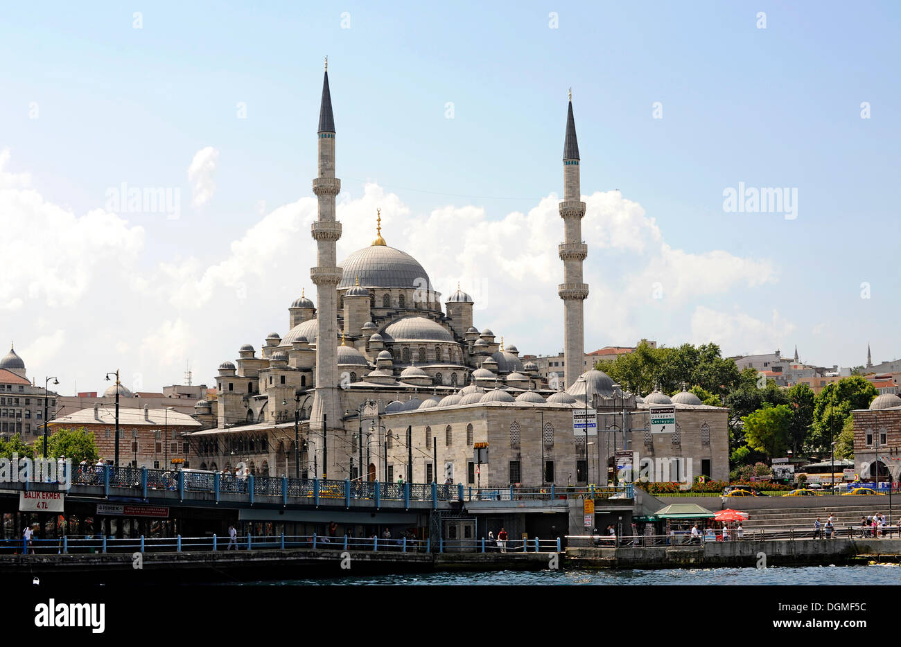 Yeni Cami o Nuova Moschea, e il Ponte Galata o Koepruesue Galata, Golden Horn, Halic, sul Bosforo, Bogazici, Istanbul, Turchia Foto Stock