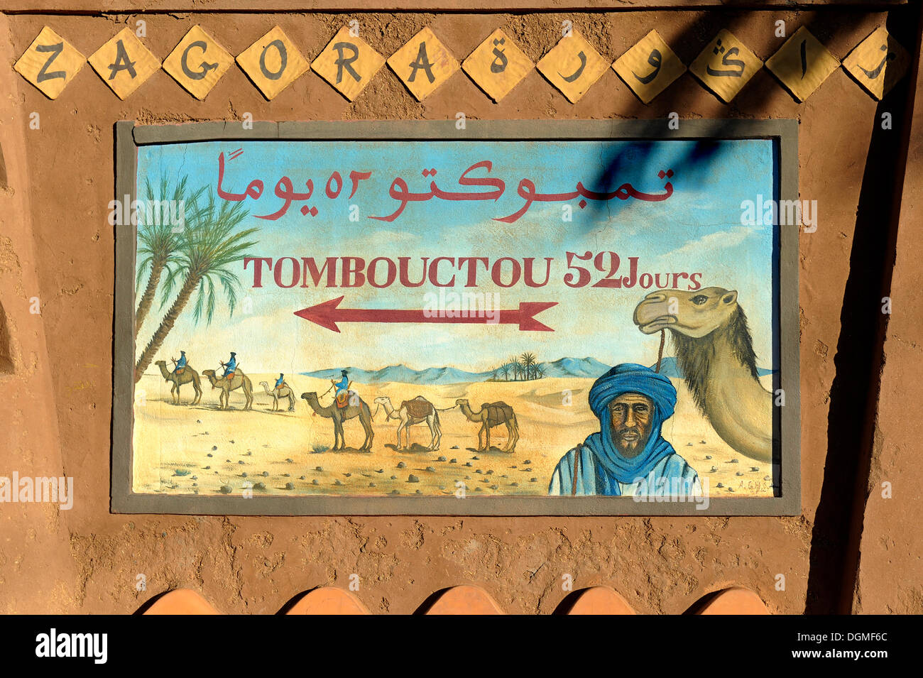 Segno direzionale di Tombouctou o Timbuktu, 52 jours o 52 giorni, Zagora, sud del Marocco, Marocco, Maghreb, Nord Africa Foto Stock