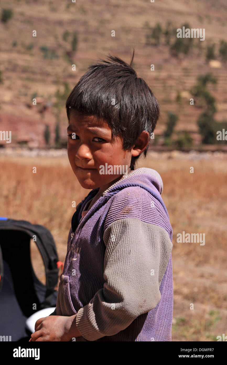 Bambino in il peruviano highland, Pisac, Perù, Sud America Foto Stock