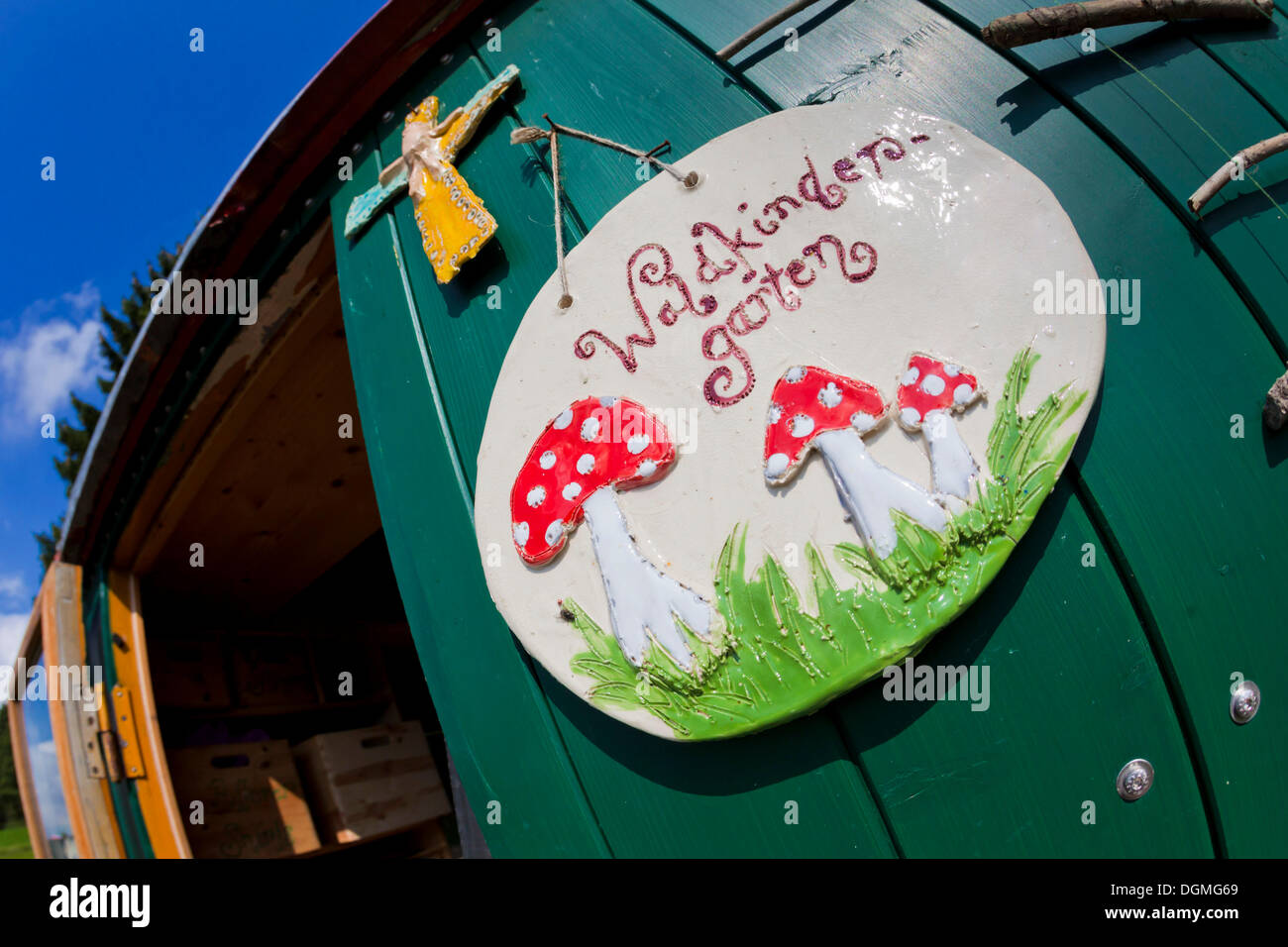 Cartello sulla porta del rimorchio che viene utilizzato per la riproduzione e come un rifugio nella foresta kindergarten, Ilmmuenster, Bavaria Foto Stock