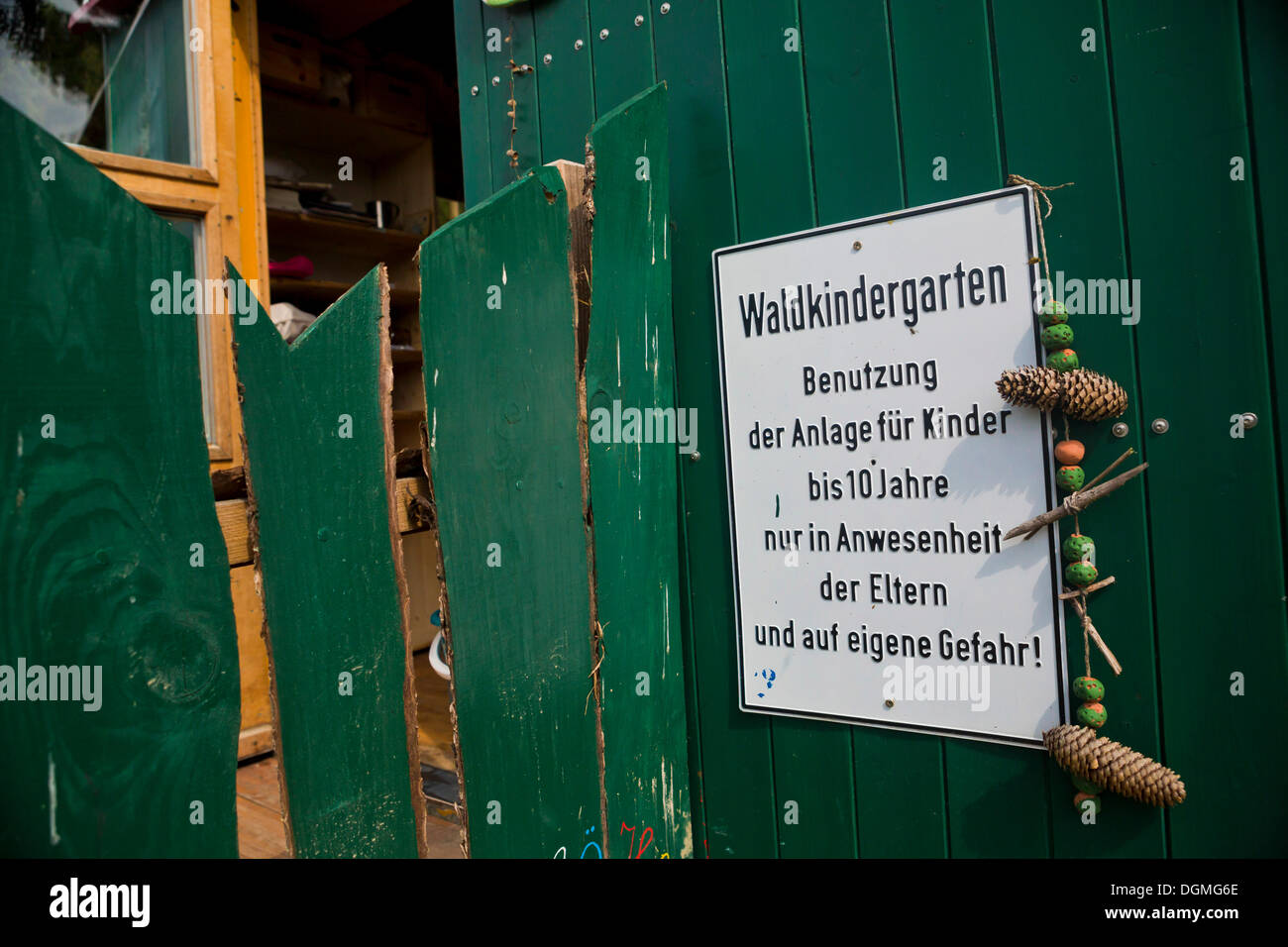 Segno sul rimorchio che viene utilizzato per la riproduzione e come un rifugio nella foresta kindergarten, Ilmmuenster, Bavaria Foto Stock