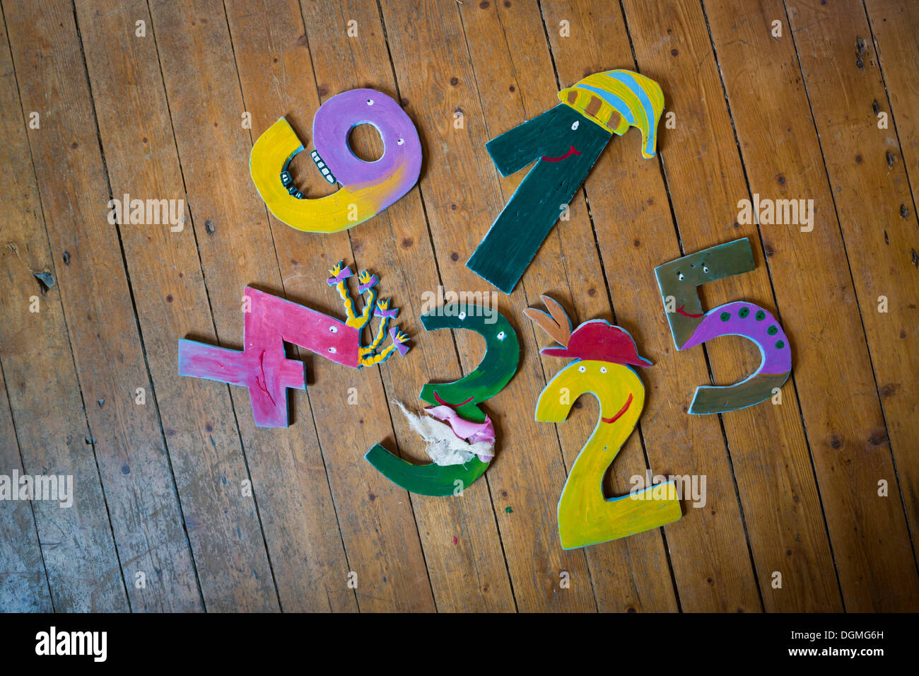 Numeri diversi giacente su tavoloni, in corrispondenza di una foresta kindergarten, Ilmmuenster, Bavaria Foto Stock