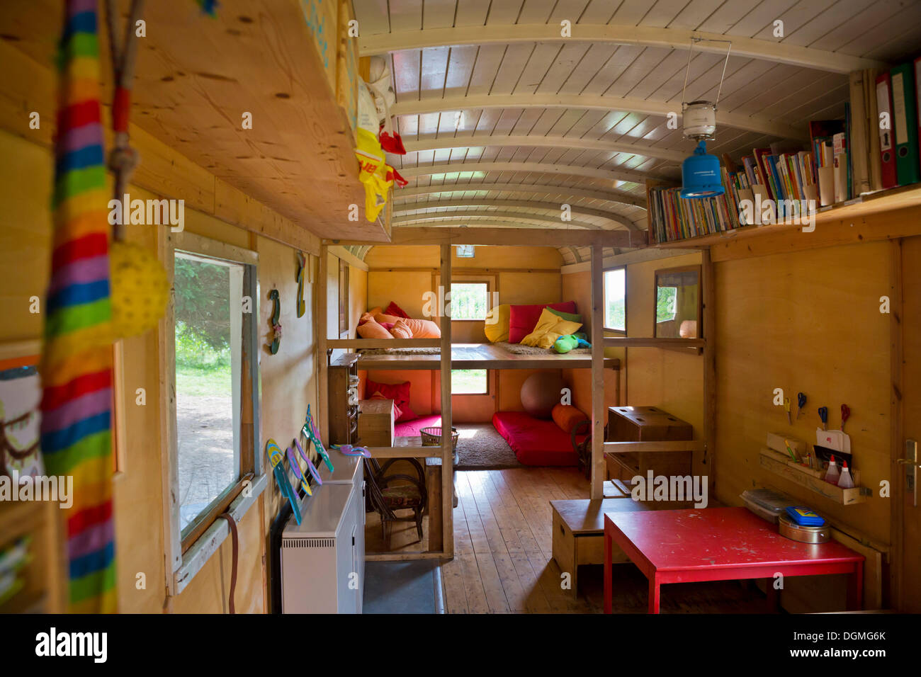 Angolo accogliente e una tabella nel rimorchio che viene utilizzato per la riproduzione e come un rifugio nella foresta kindergarten, Ilmmuenster Foto Stock