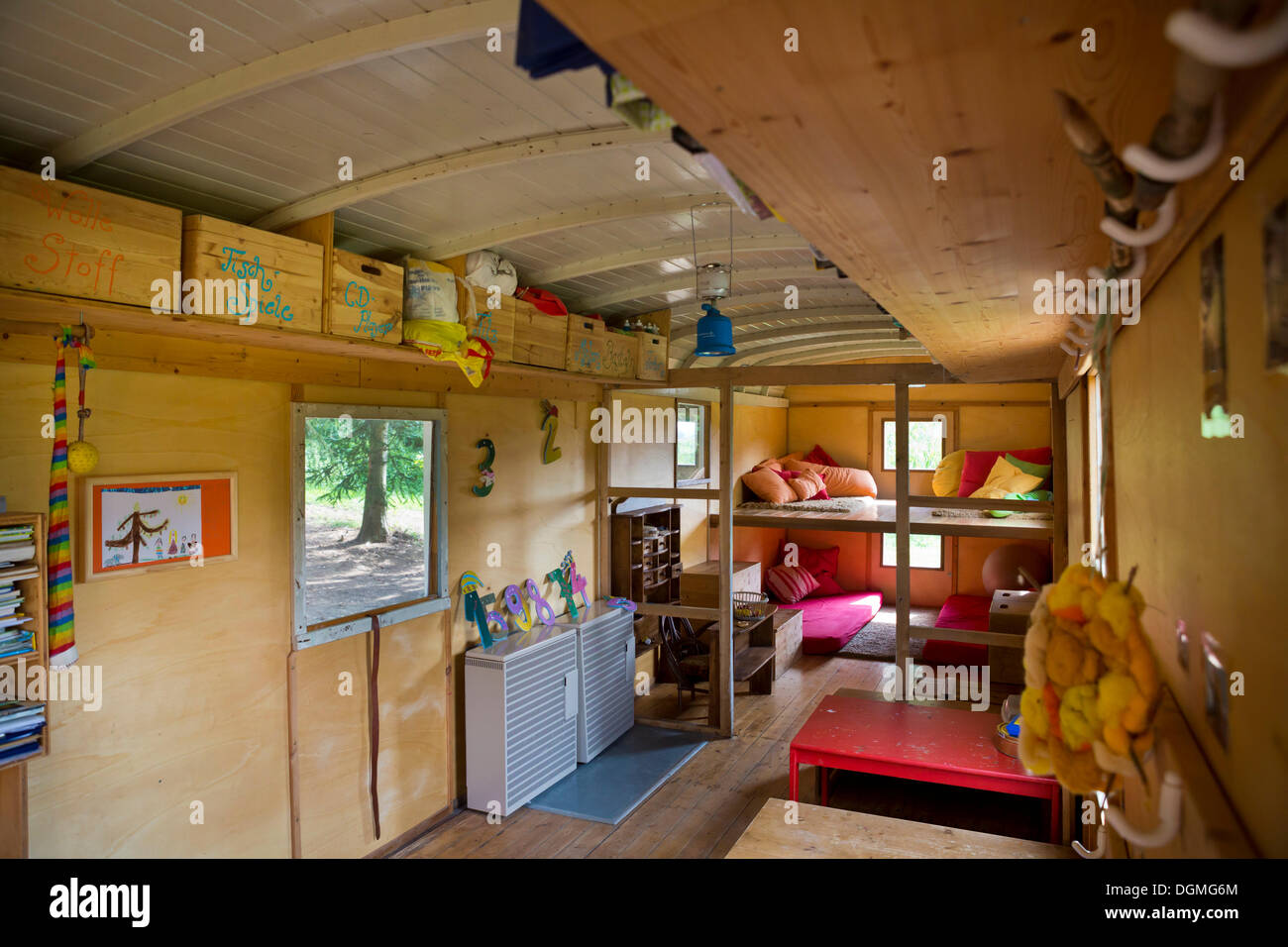 Accogliente angolo nel rimorchio che viene utilizzato per la riproduzione e come un rifugio nella foresta kindergarten, Ilmmuenster, Bavaria Foto Stock
