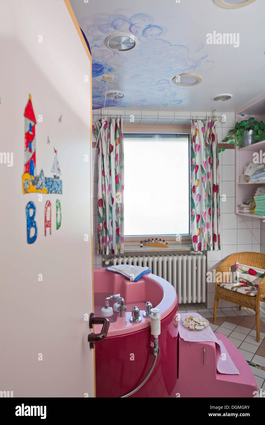 Bagno con un bagno di parto in un reparto di maternità, Germania Foto Stock