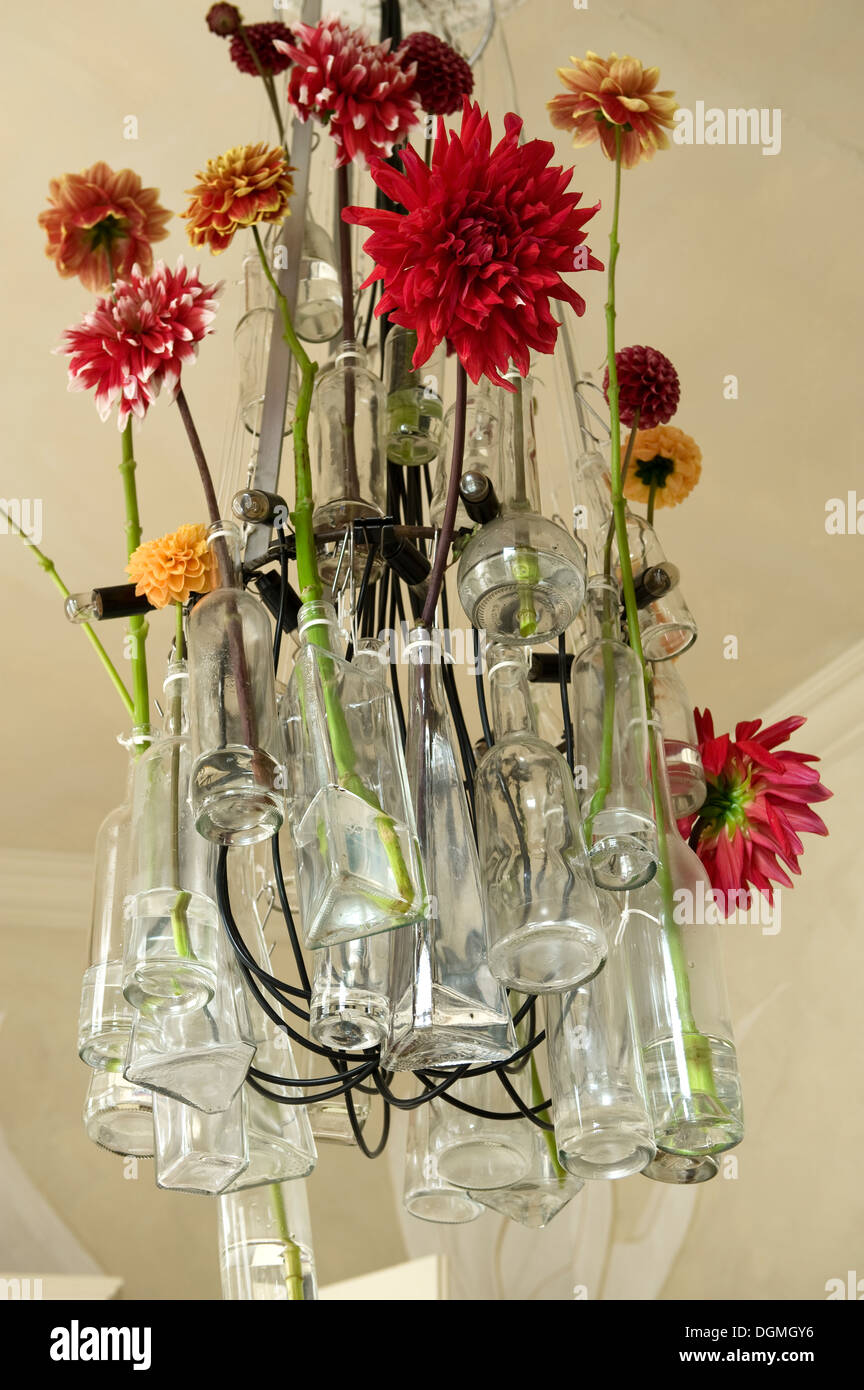 Tulip vases mano-legato in un display di overhead bower Foto Stock