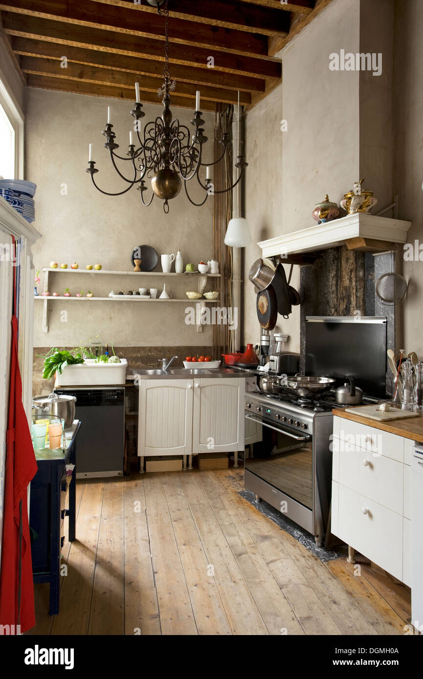 Vecchia cucina con calce pareti lavati in casa di città del XIX secolo Foto Stock Vecchia cucina con calce pareti lavati in casa di città del XIX secolo Foto Stock