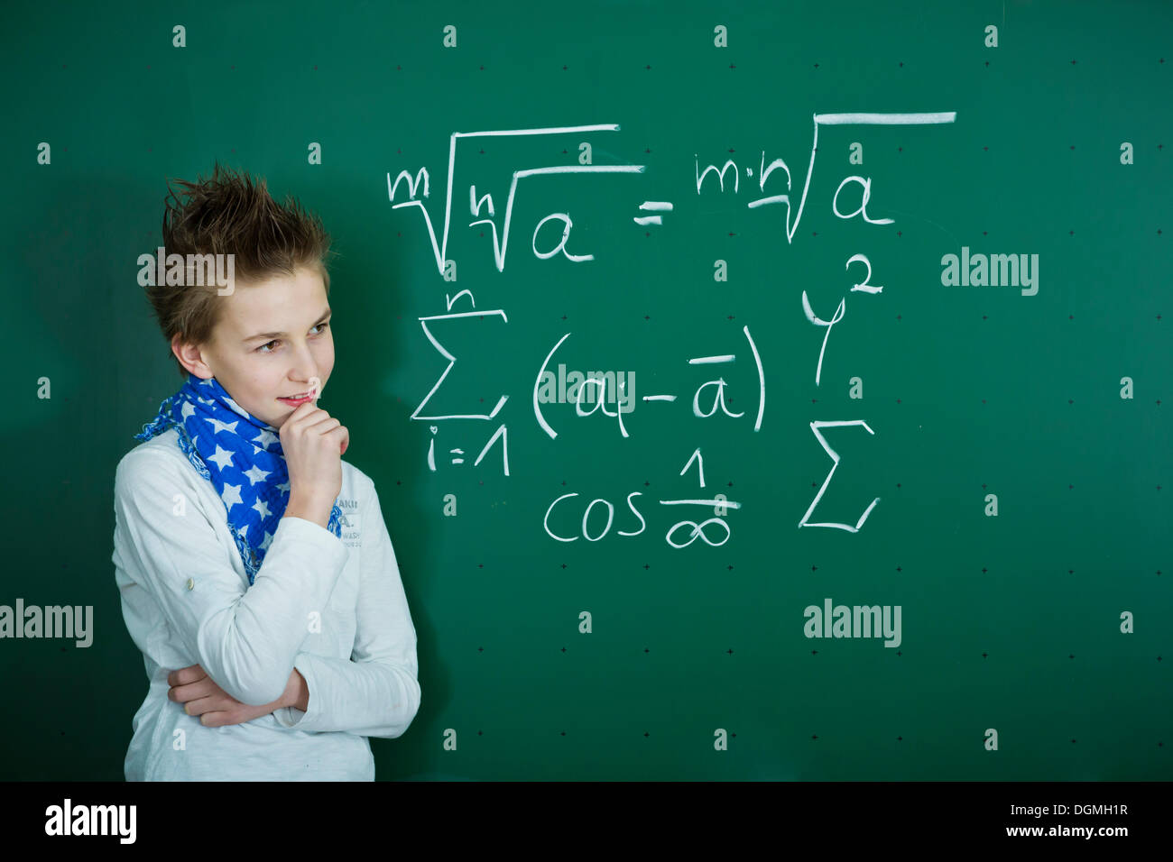 Scolaro ponderando una formula matematica su una scuola di Blackboard, Germania Foto Stock