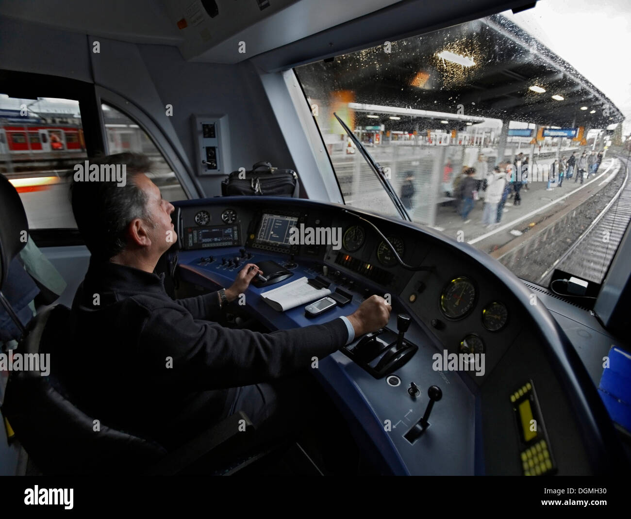 Wolfgang Weckerle, un treno conducente alla guida di un double-decker 146 locomotiva di serie su un treno regionale espresso dalla Deutsche Foto Stock