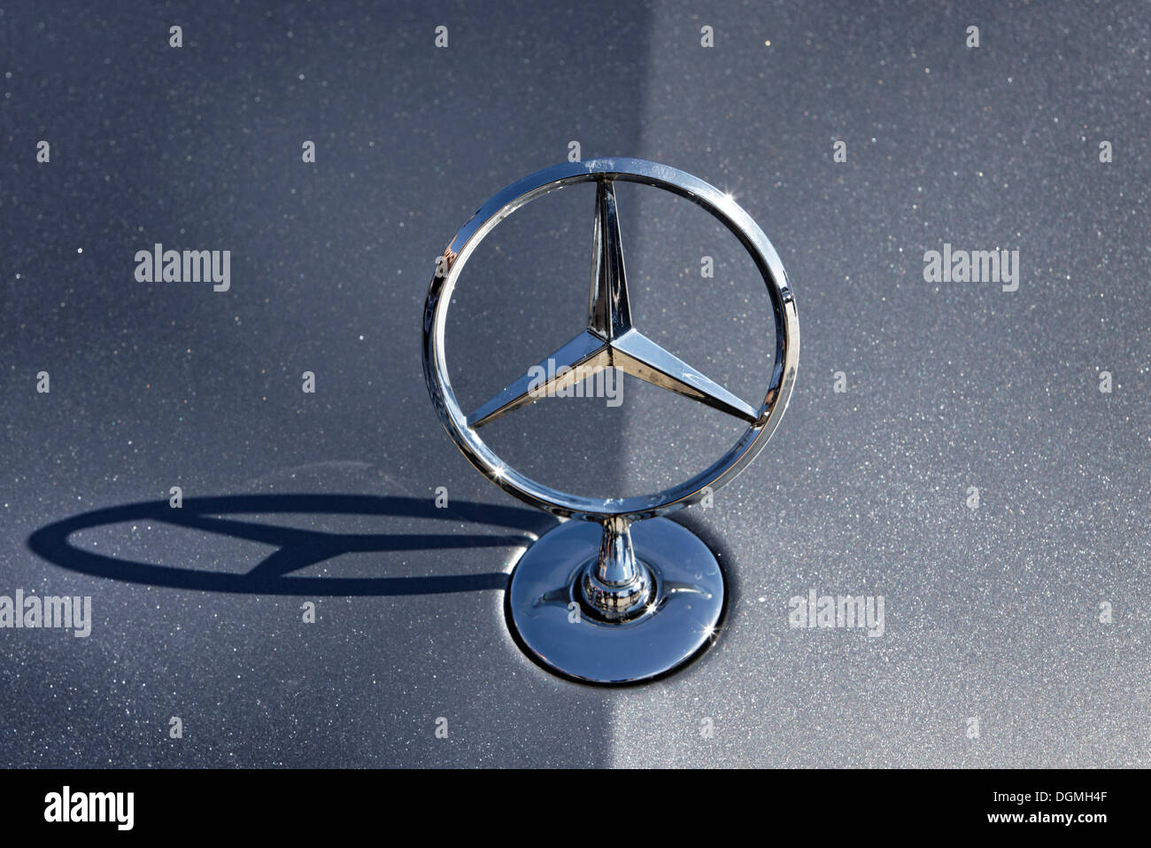 Stella di Mercedes-Benz sul cofano di una nuova classe e vettura di  Stoccarda, Baden-Wuerttemberg Foto stock - Alamy