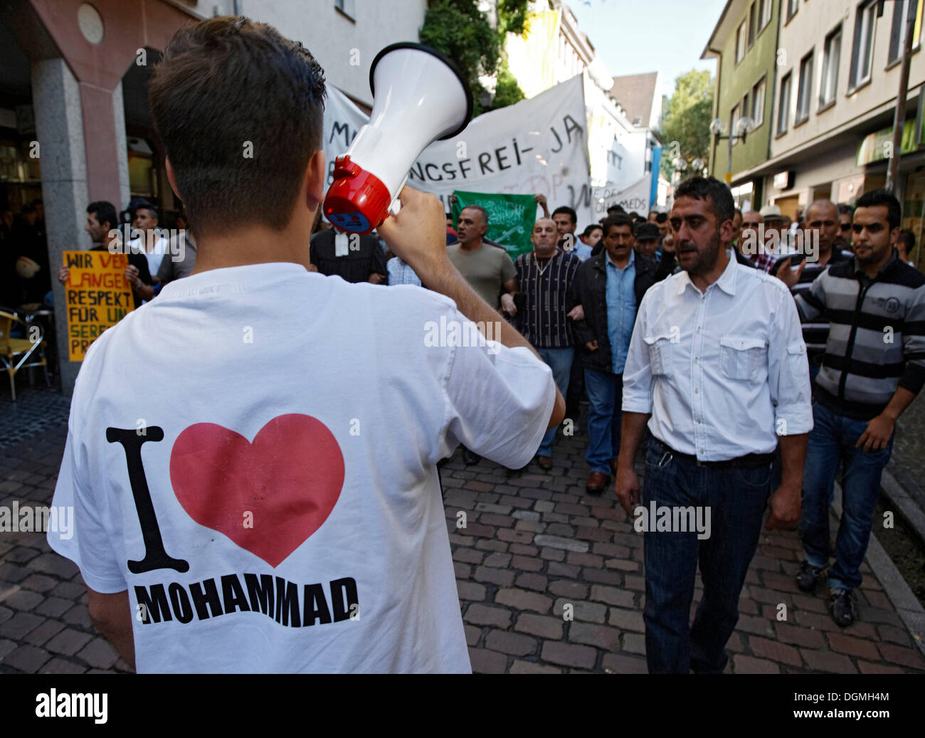 I musulmani dimostrando pacificamente contro Muhammad diffamatorio video in Freiburg, Baden-Wuerttemberg Foto Stock