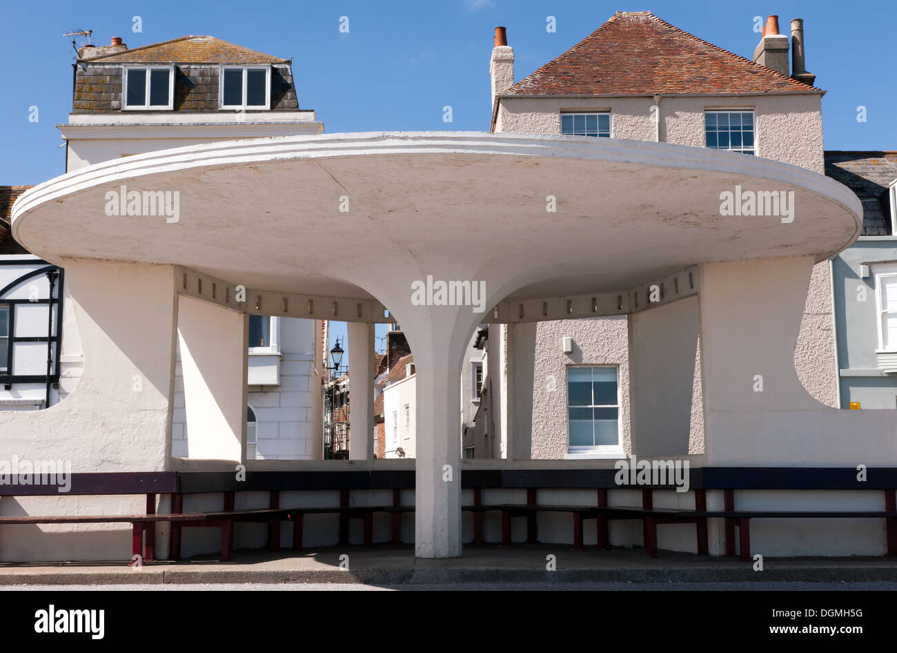 Un insolito lungomare concrete shelter, risalenti agli anni cinquanta, ricorda l'età di Art Deco Foto Stock