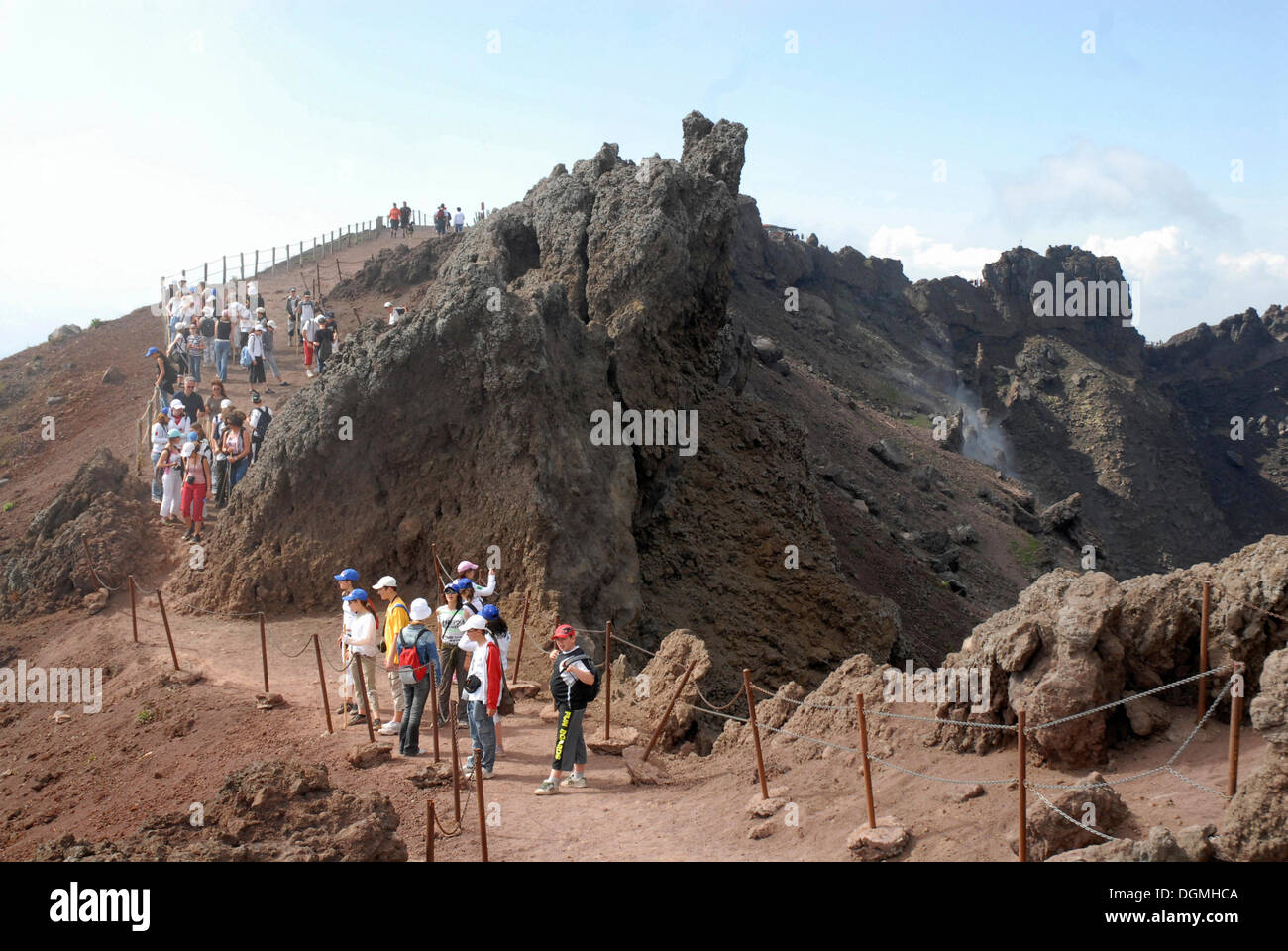 I turisti presso il cratere del Vesuvio, Italia, Europa Foto Stock