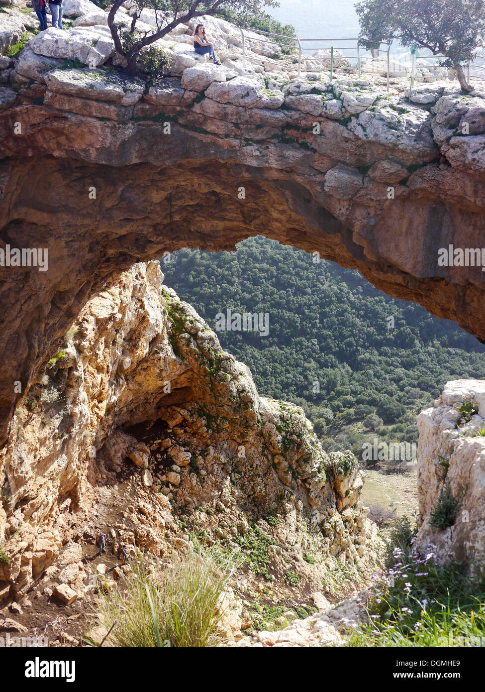 Gli escursionisti presso la grotta Keshet nella Galilea occidentale, Israele Foto Stock