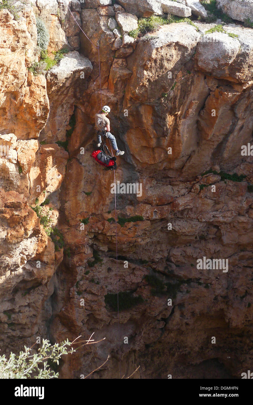 Gli escursionisti presso la grotta Keshet nella Galilea occidentale, Israele Foto Stock