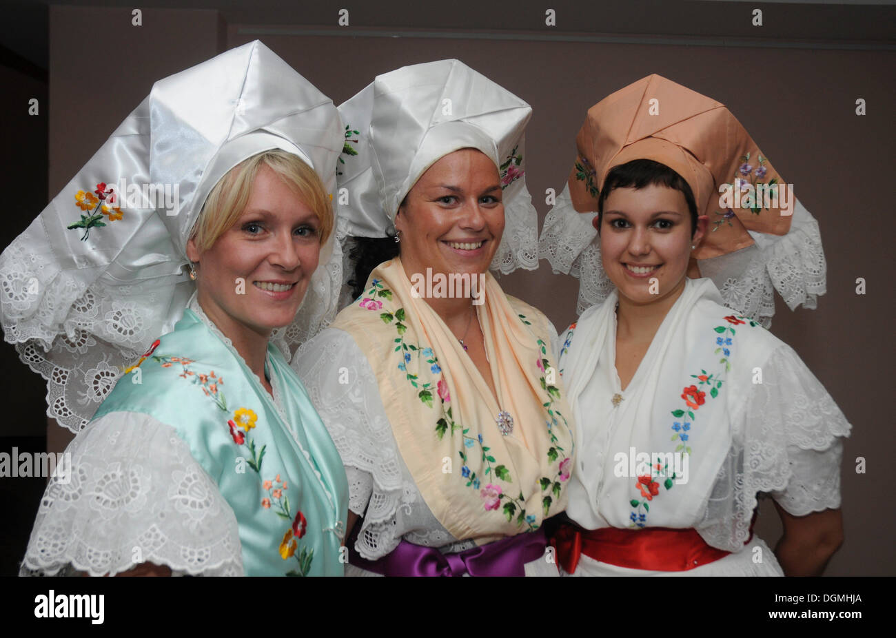 Tre donne nel tradizionale abito Sorbish a Cottbus, regione Spreewald, Brandenburg Foto Stock