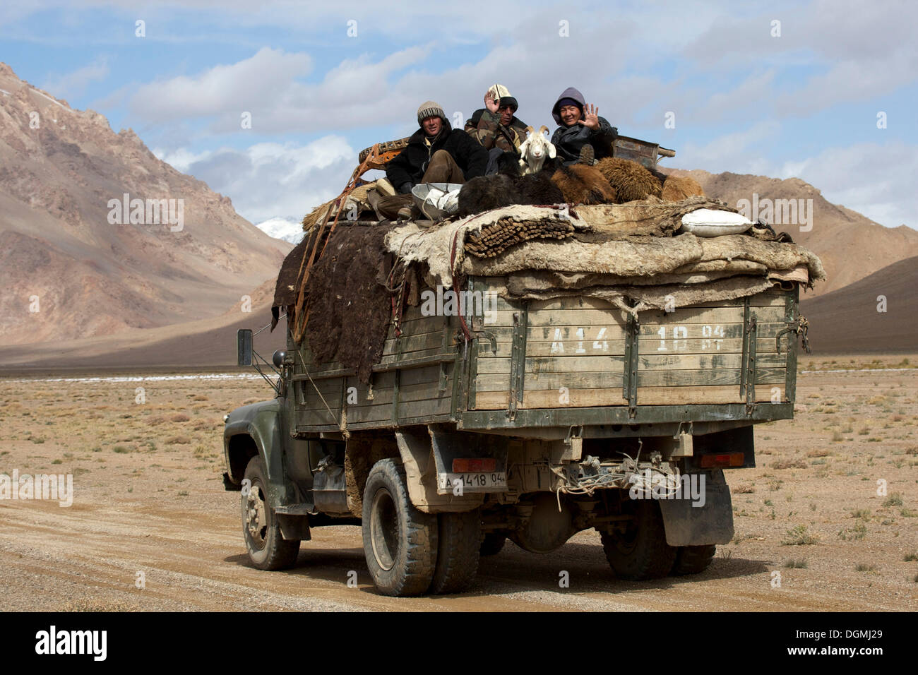 Carrello con i nomadi e smantellato yurt e capre, il Pamir, in Tagikistan, in Asia centrale Foto Stock