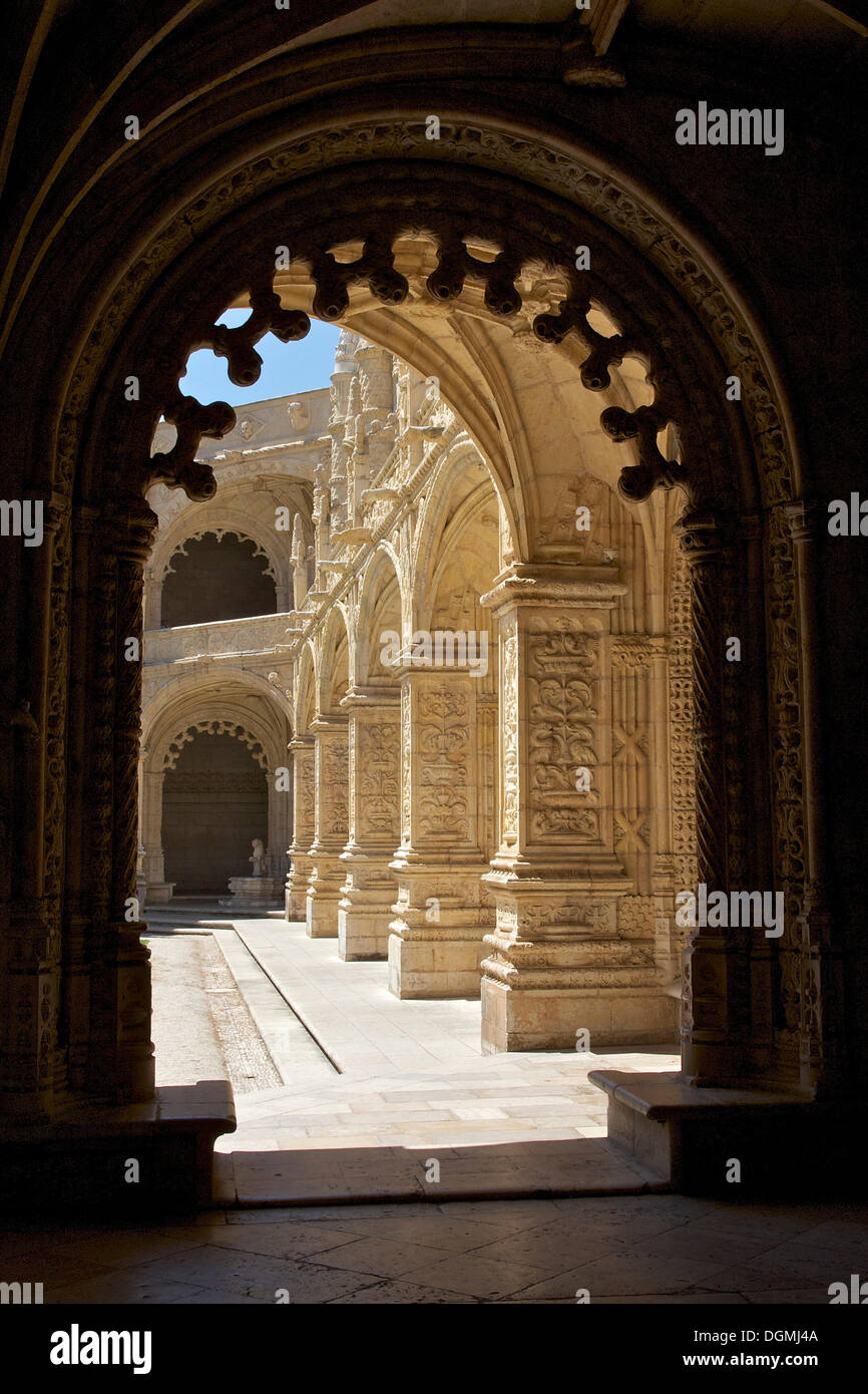 Chiostro, claustro, Mosteiro dos Jeronimos, hieronymites monastero, sito patrimonio mondiale dell'Unesco, in stile tardo gotico manuelino Foto Stock