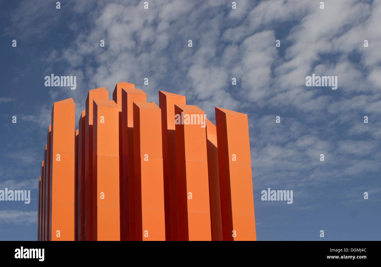 Orange scultura di un grattacielo Foto Stock