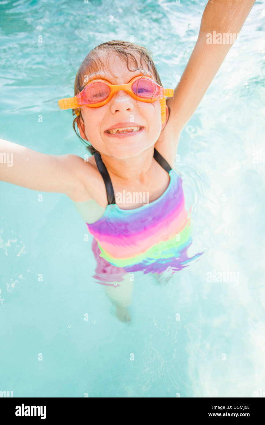 La ragazza (8-9) a giocare in piscina Foto Stock