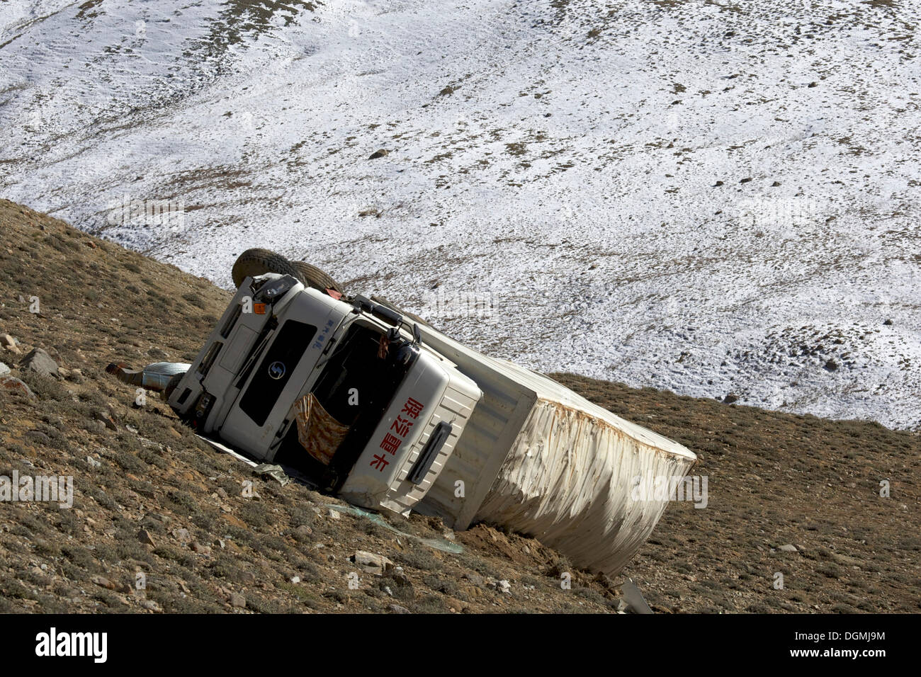 Rovesciato carrello cinese che si è schiantato fuori la pamir highway su koitezek pass, il Pamir, in Tagikistan, in Asia Centrale, Asia Foto Stock