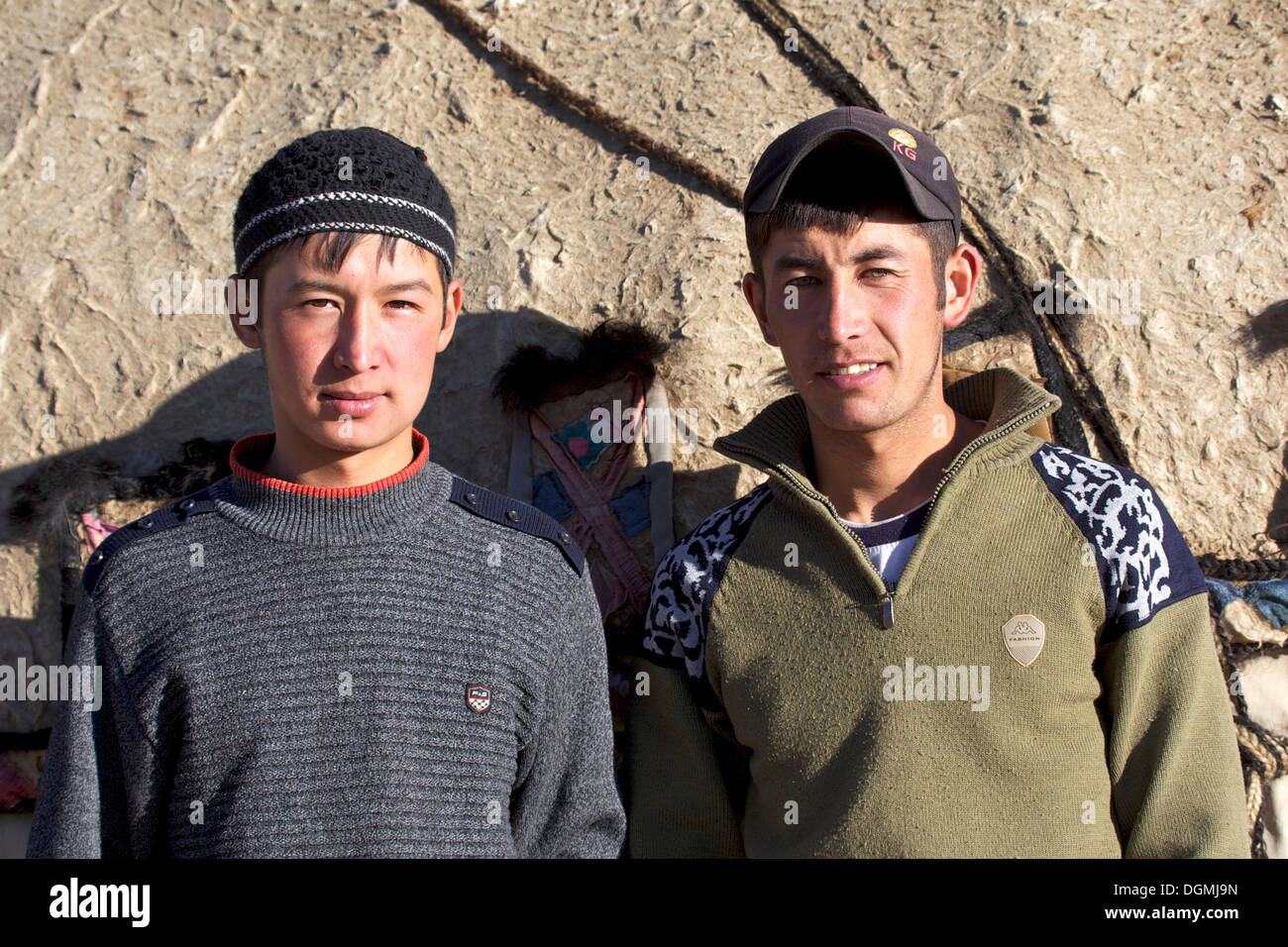Due giovani uomini kirghiz in murghab, murgab, regione del Pamir, in Tagikistan, in Asia Centrale, Asia Foto Stock