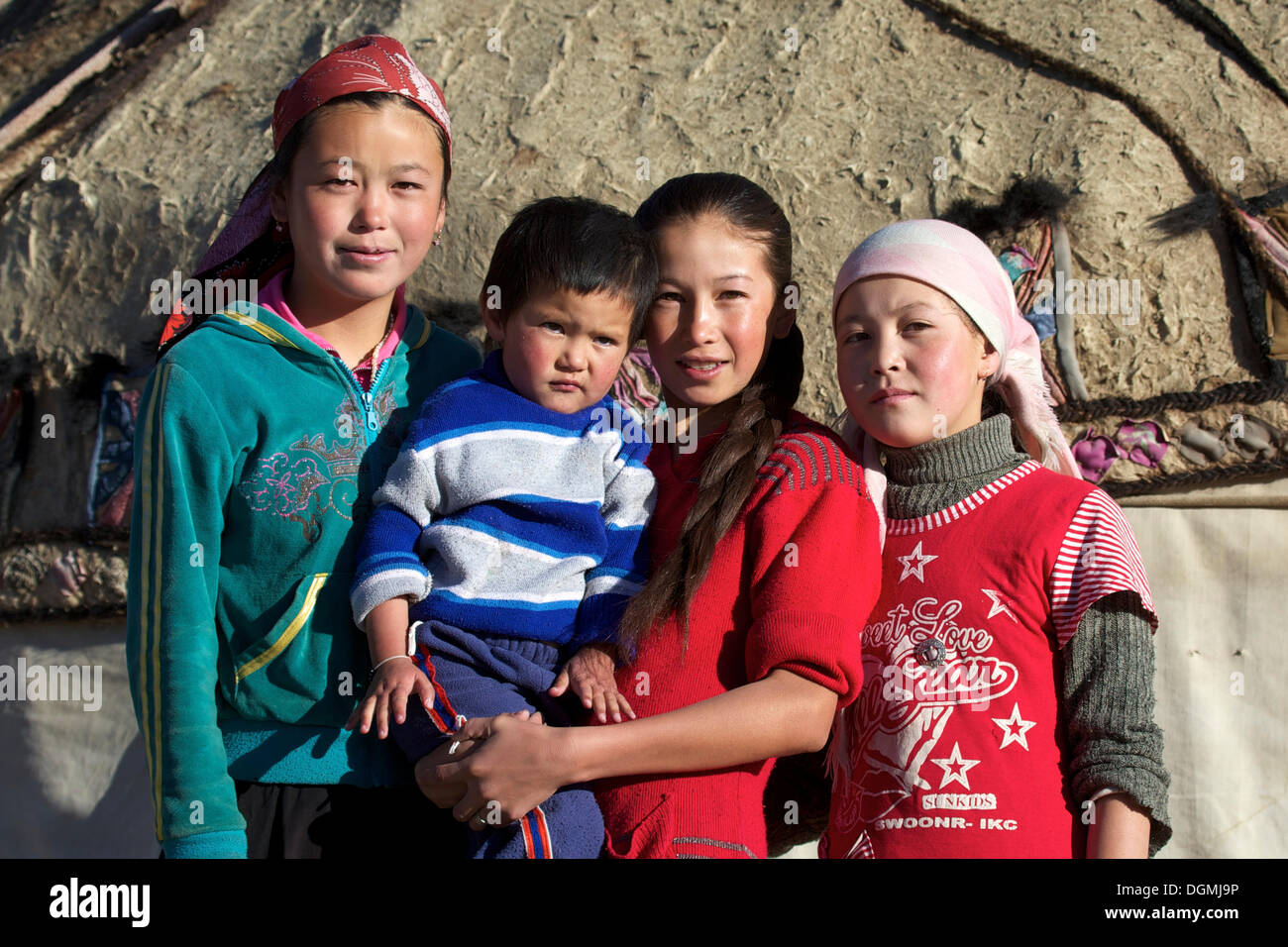 Kirghiz tre ragazze e un ragazzo di fronte ad una yurt in murghab, murgab, regione del Pamir, in Tagikistan, in Asia Centrale, Asia Foto Stock