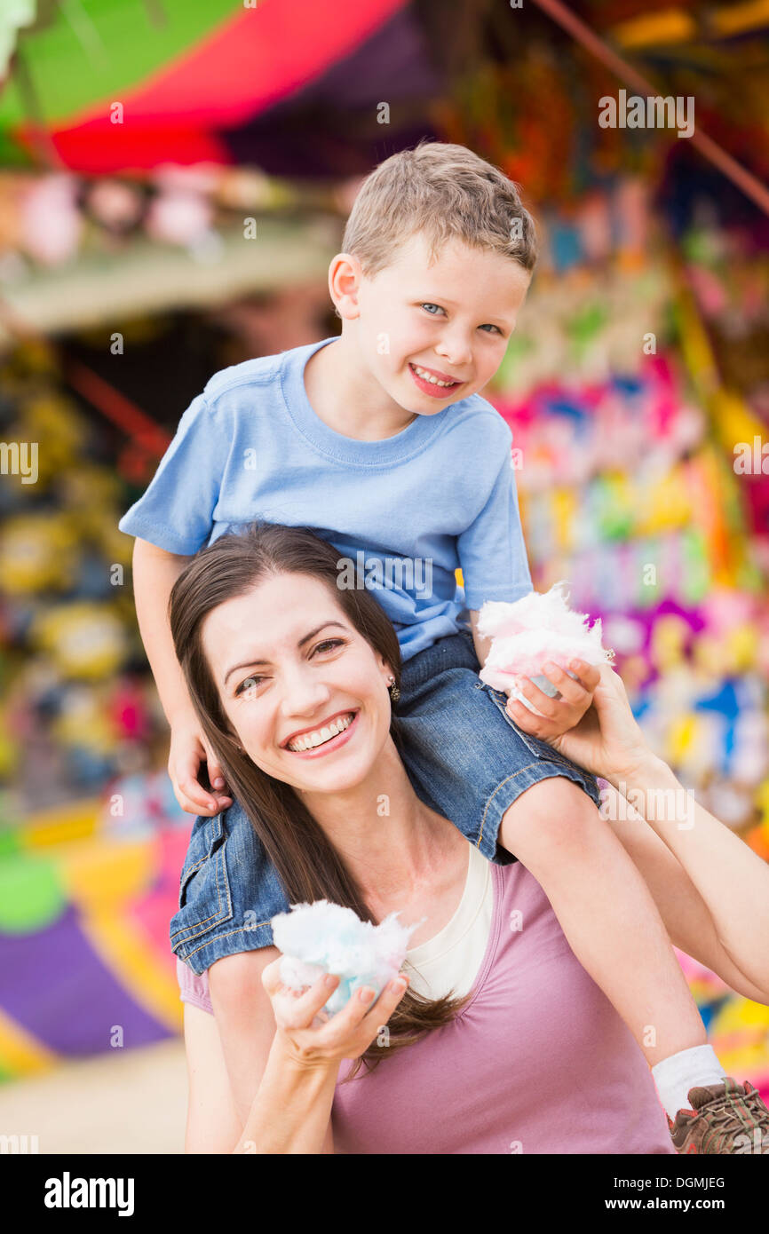 Stati Uniti d'America, Utah, Salt Lake City, Felice madre con figlio (4-5) nel parco dei divertimenti di mangiare la caramella di cotone Foto Stock