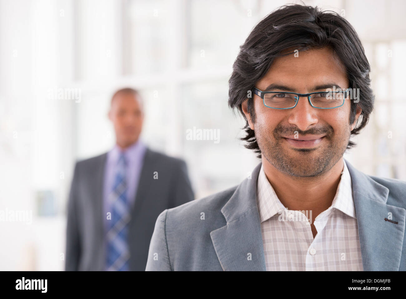 La gente di affari. Un uomo in una giacca leggera con gli occhiali. Foto Stock