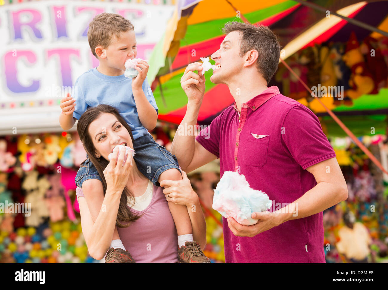 Stati Uniti d'America, Utah, Salt Lake City, famiglia felice con il figlio (4-5) nel parco dei divertimenti di mangiare la caramella di cotone Foto Stock