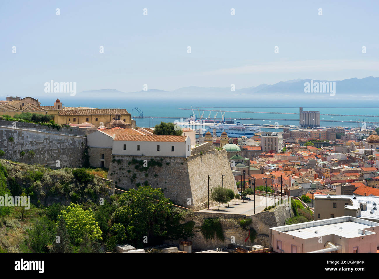 Vista dal castello trimestre per il porto e il golfo di Casteddu, Cagliari, Sardegna, Italia, Europa Foto Stock