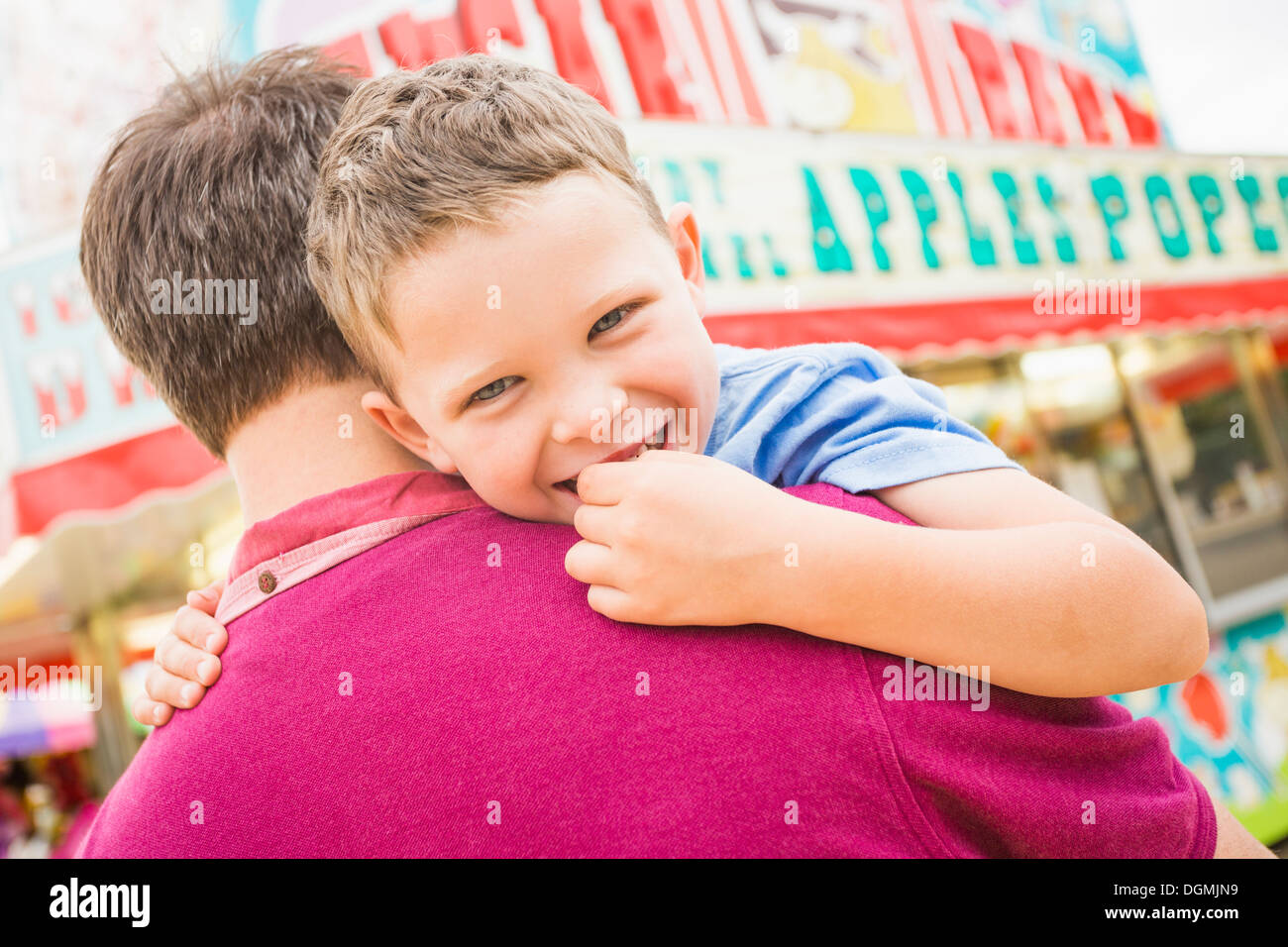 Stati Uniti d'America, Utah, Salt Lake City, padre e figlio (4-5) nel parco di divertimenti Foto Stock