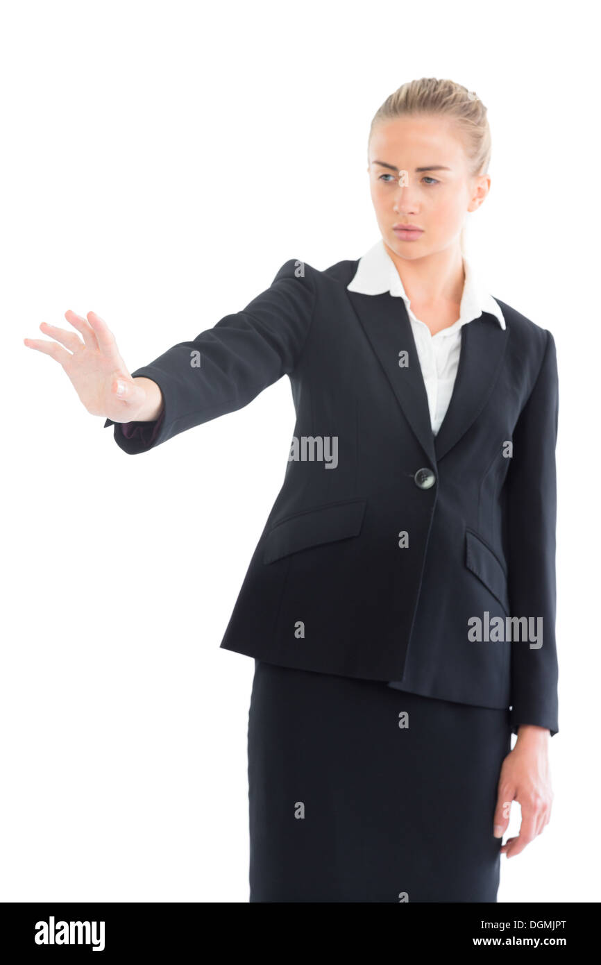 Focalizzato attraente business donna facendo un gesto Foto Stock