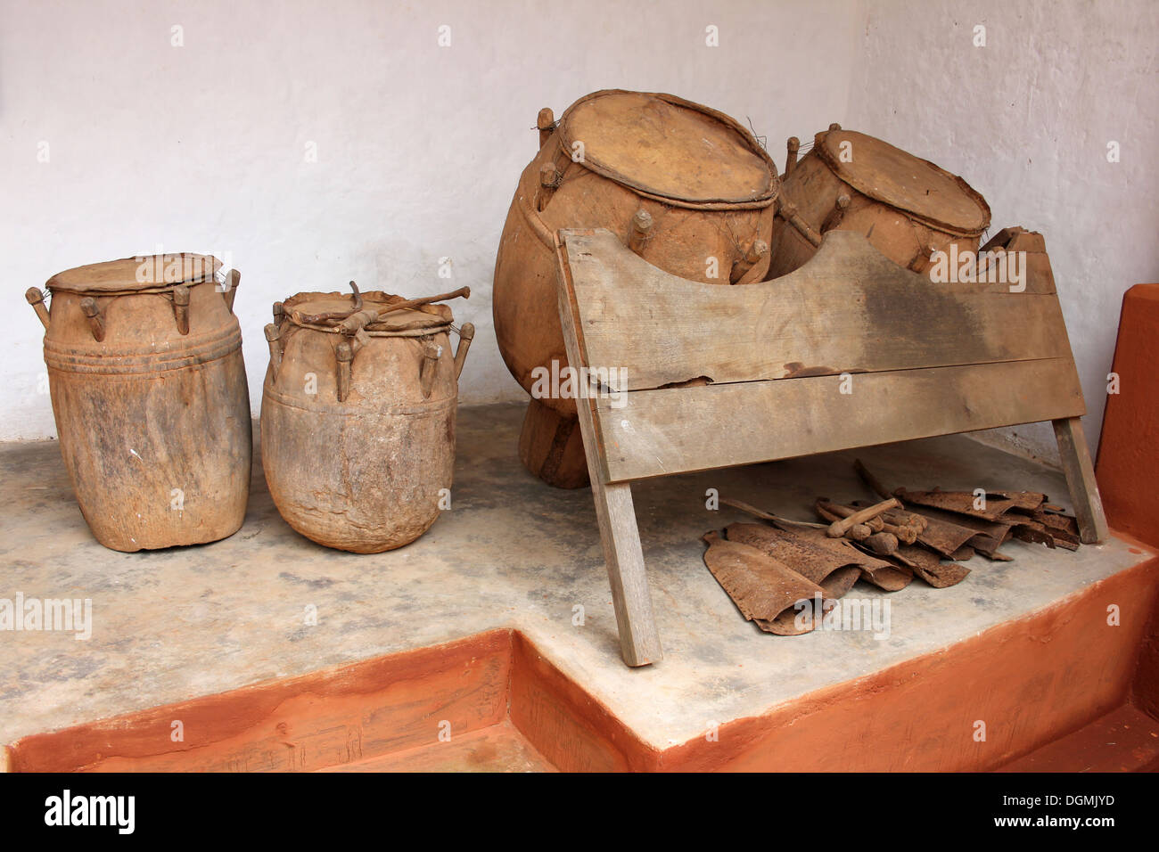 Ashanti tradizionali tamburi parlanti - Atumpan Brenko e stili nel Santuario Besease, Ghana Foto Stock
