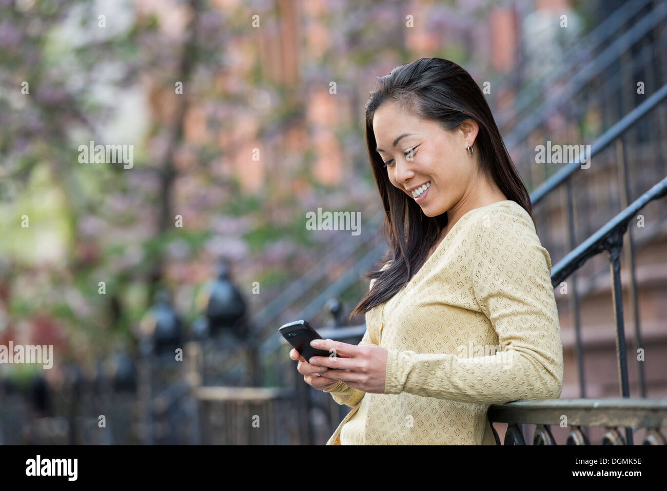 Una imprenditrice e due imprenditori all'aperto nella città. Foto Stock